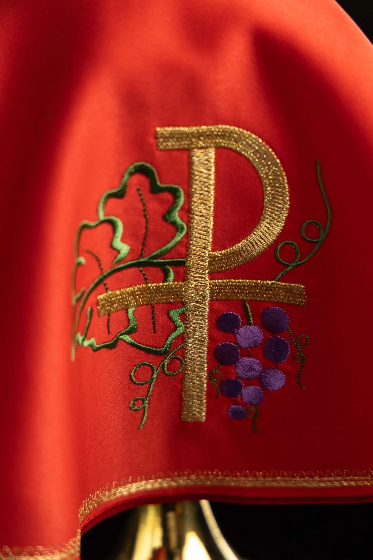 Rouge voile de ciboire, croix, feuilles et raisins en broderie, gros plan