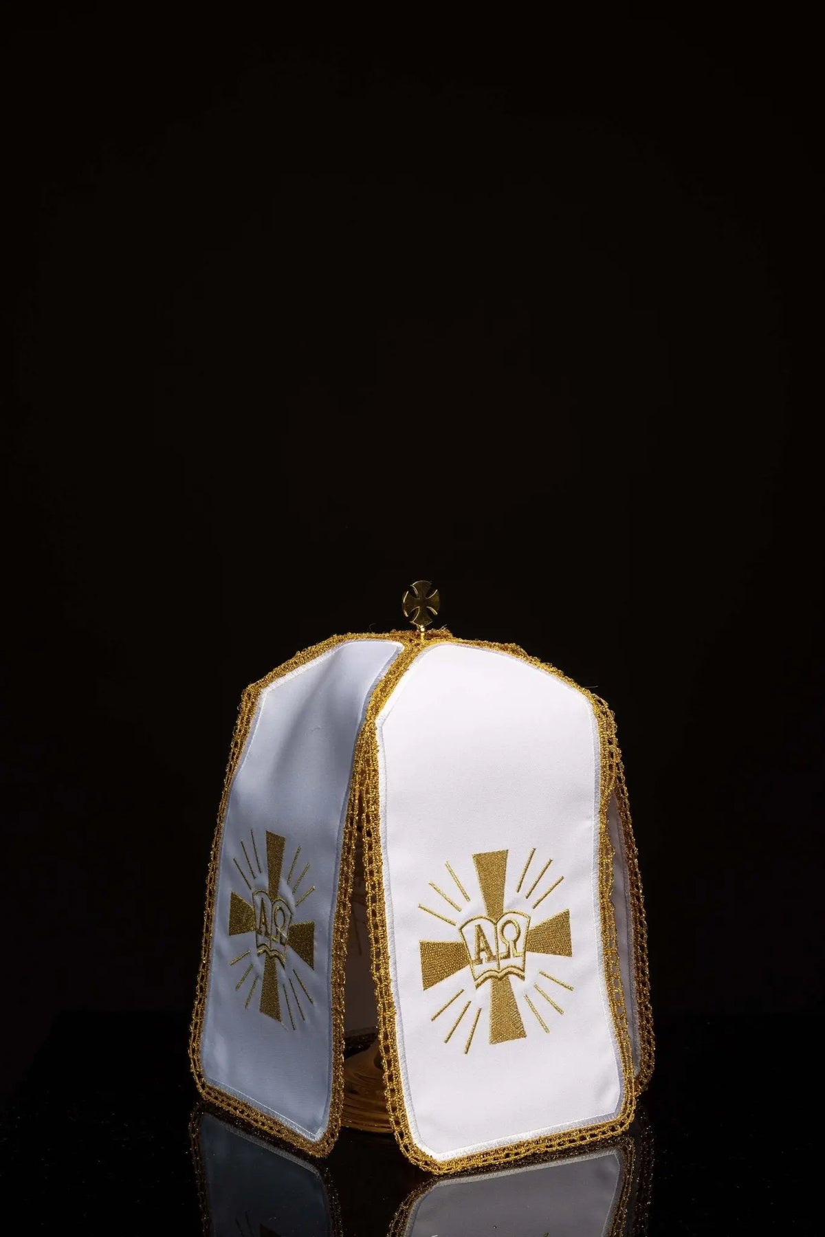 Blanc voile de ciboire avec broderie dorée Alpha et Oméga, vue de face