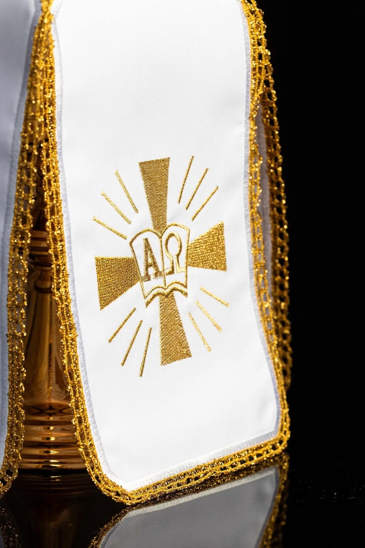 Blanc voile de ciboire avec broderie dorée Alpha et Oméga, gros plan du motif