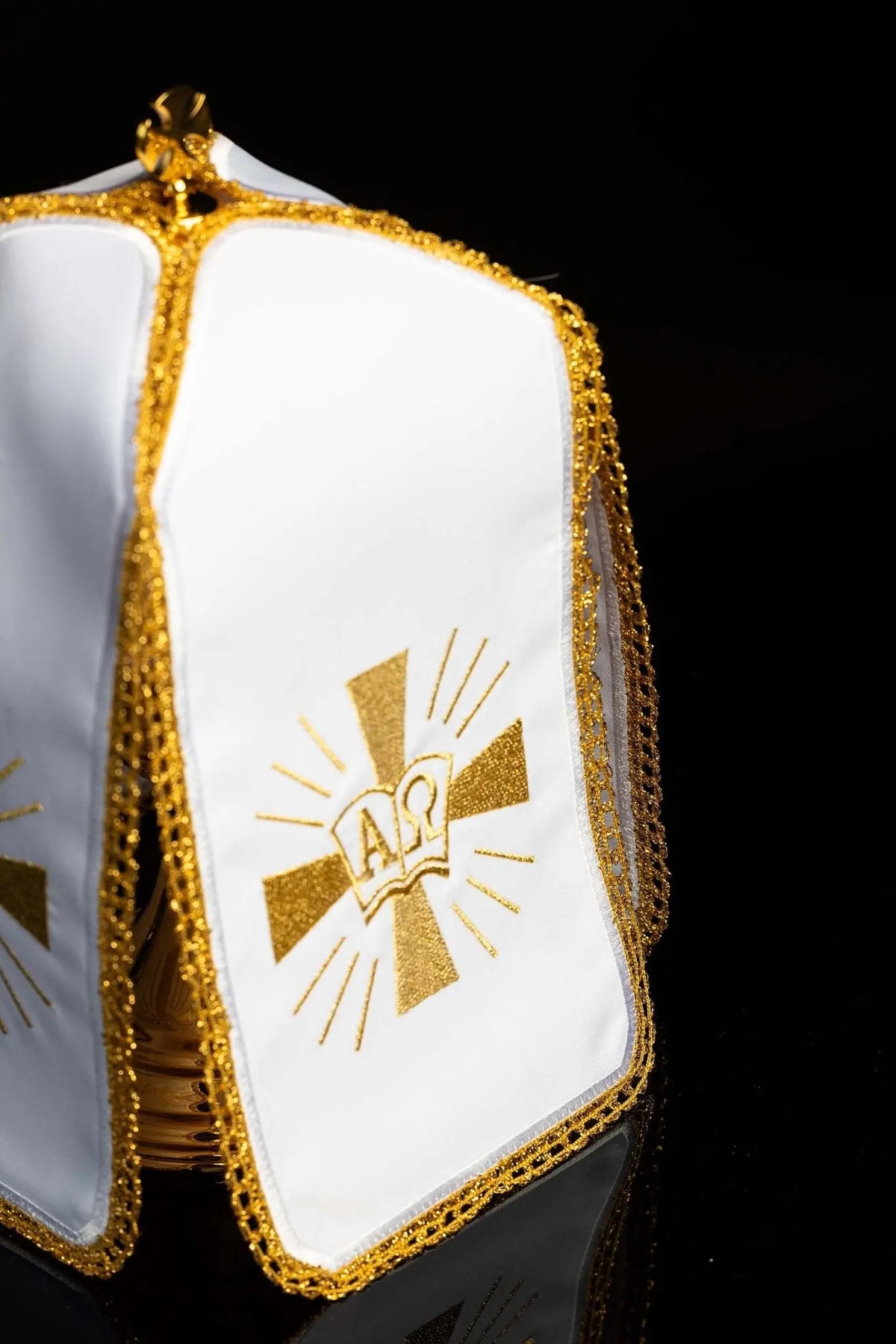 Blanc voile de ciboire avec broderie dorée Alpha et Oméga, vue rapprochée de côté