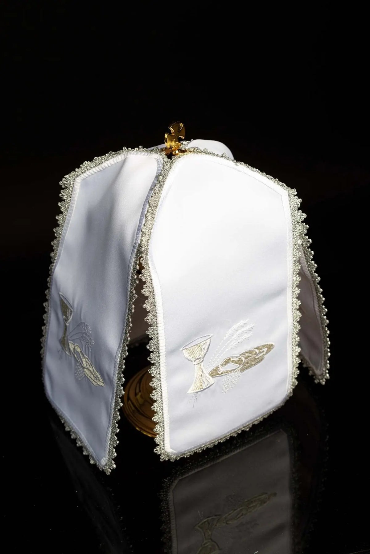 Blanc voile de ciboire avec motif du calice, des hosties et des épis, vue en biais