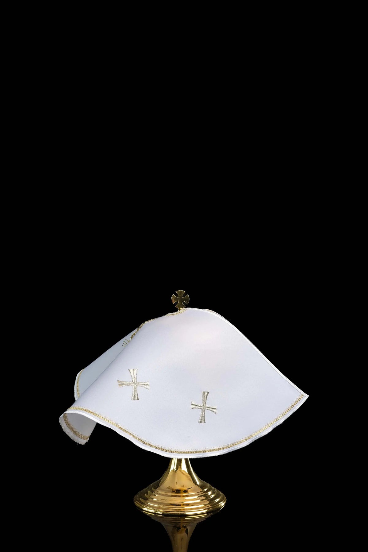 Blanc voile de ciboire brodé de croix dorées, vue arrière