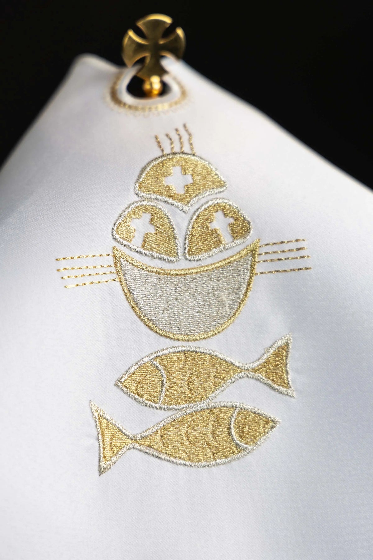 Blanc voile de ciboire brodé de pain et de poissons, gros plan
