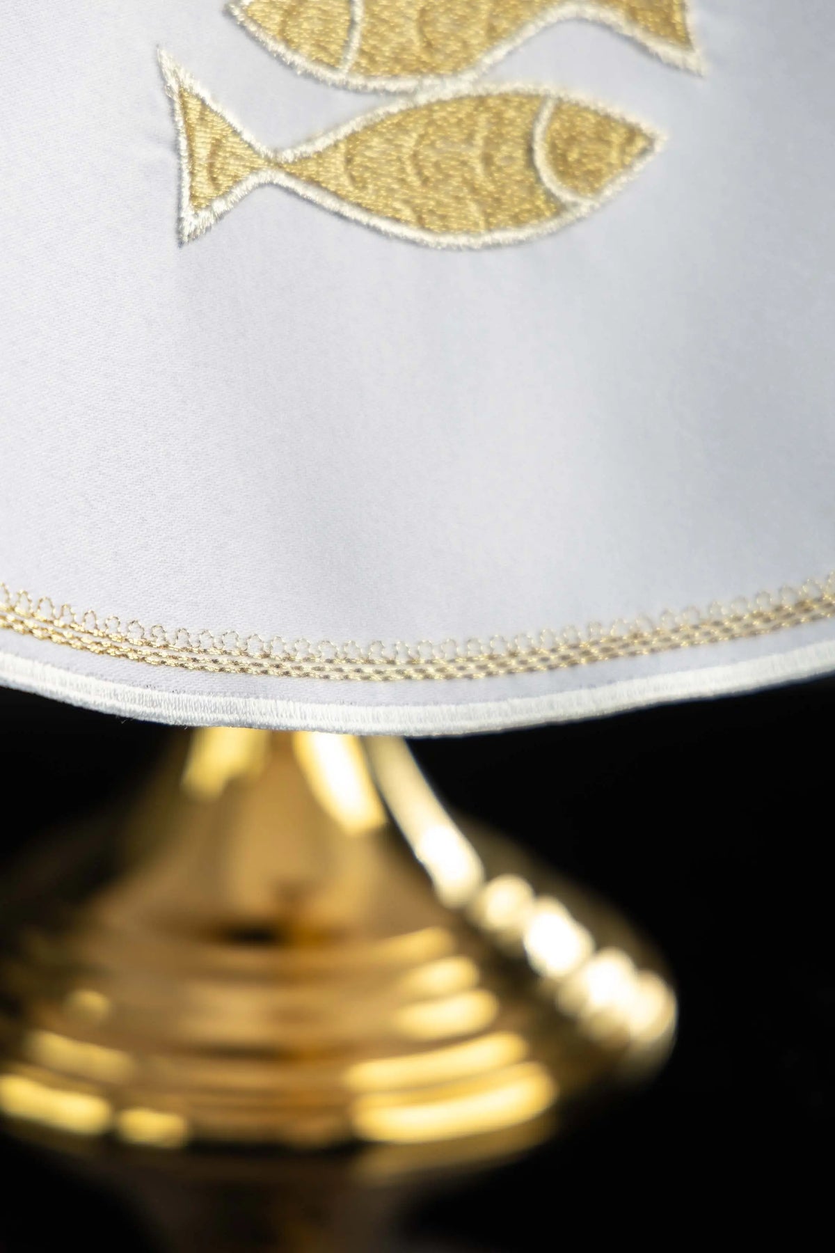 Blanc voile de ciboire avec croix dorée, gros plan de l’attache