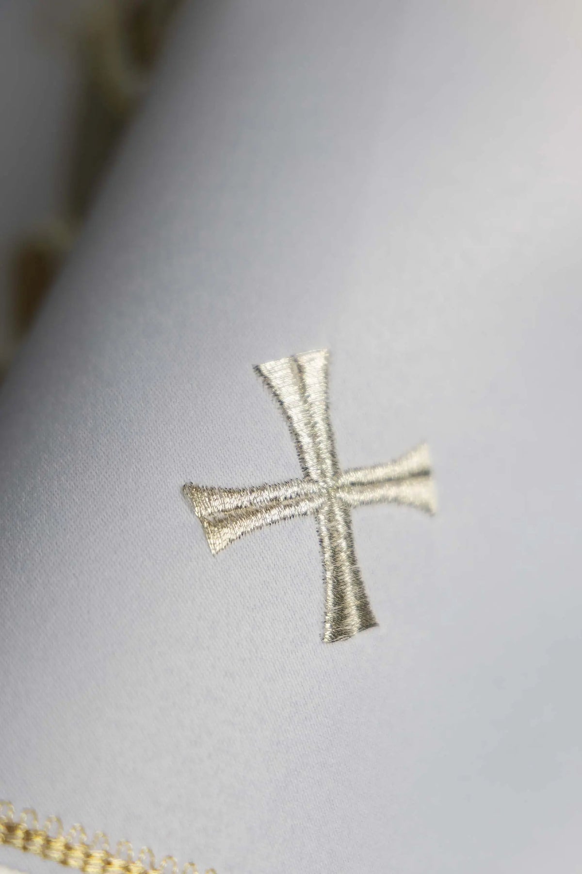 Blanc voile de ciboire brodé d’une croix, gros plan