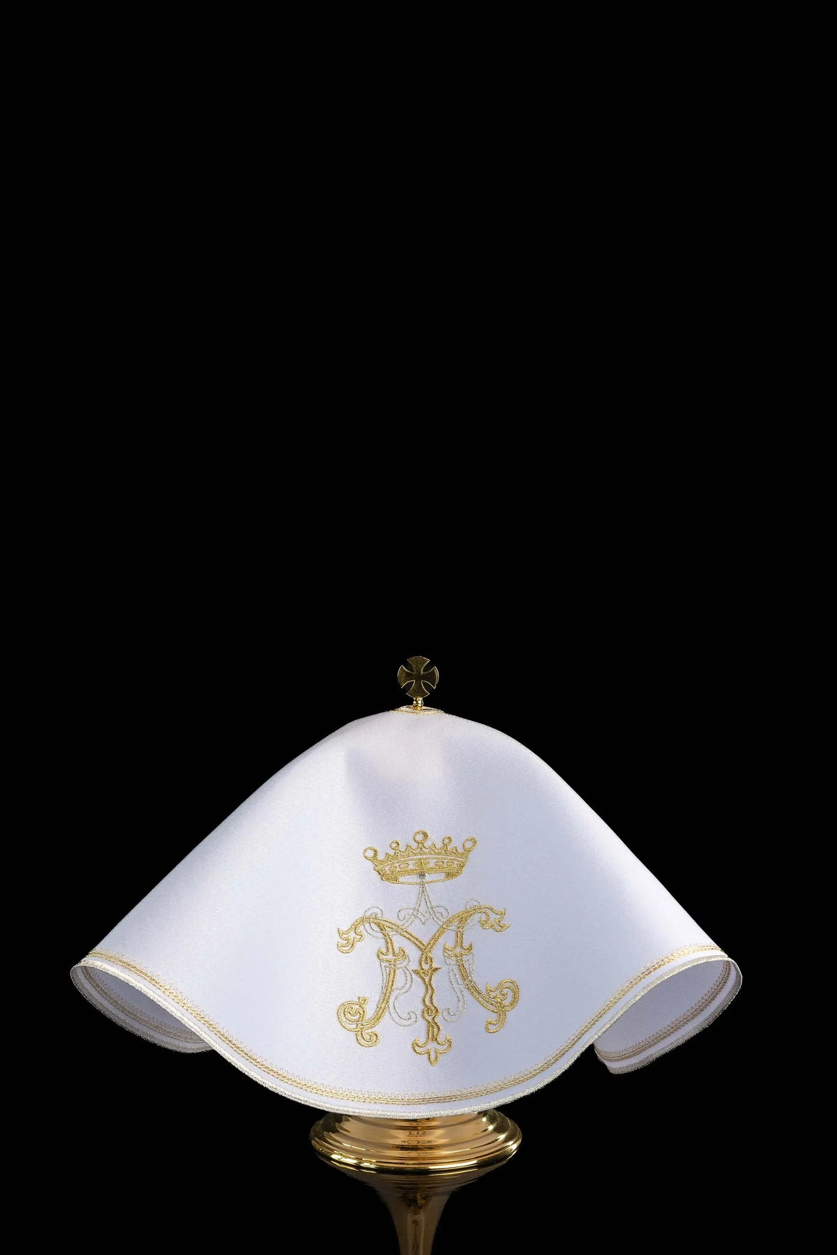 Blanc voile de ciboire rond avec broderie mariale dorée, vue de face