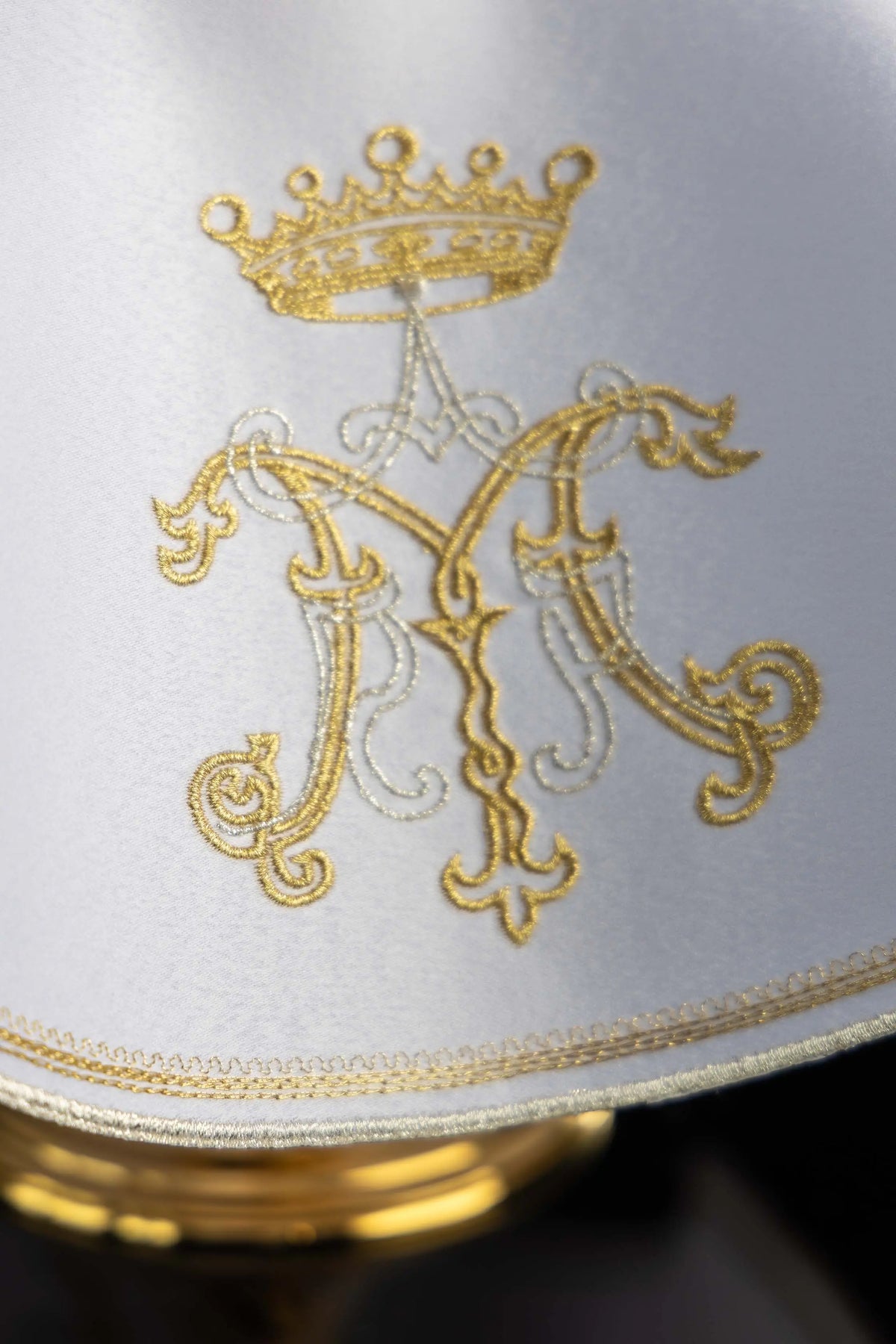 Blanc voile de ciboire avec broderie mariale dorée, gros plan du motif et de la bordure