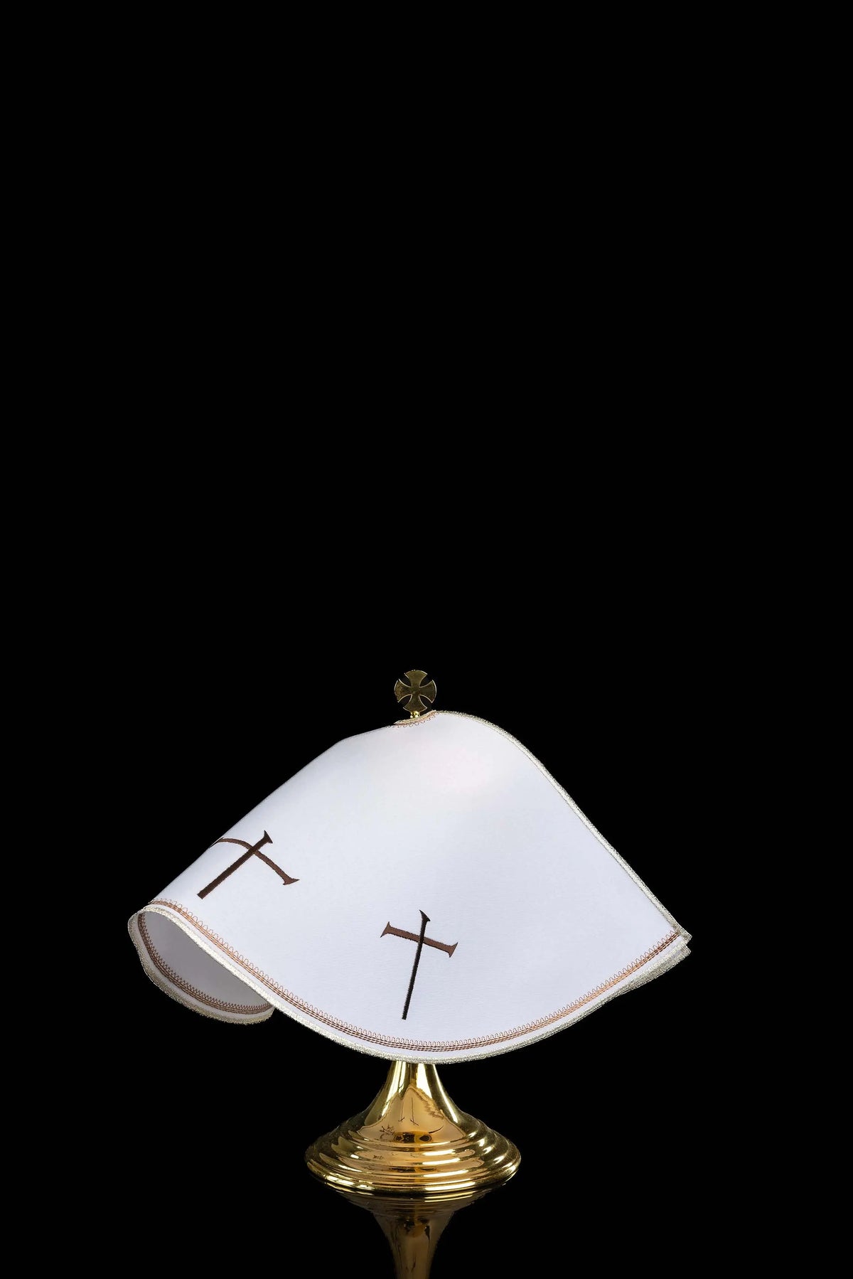 Voile de ciboire blanc avec croix brodées, vue arrière