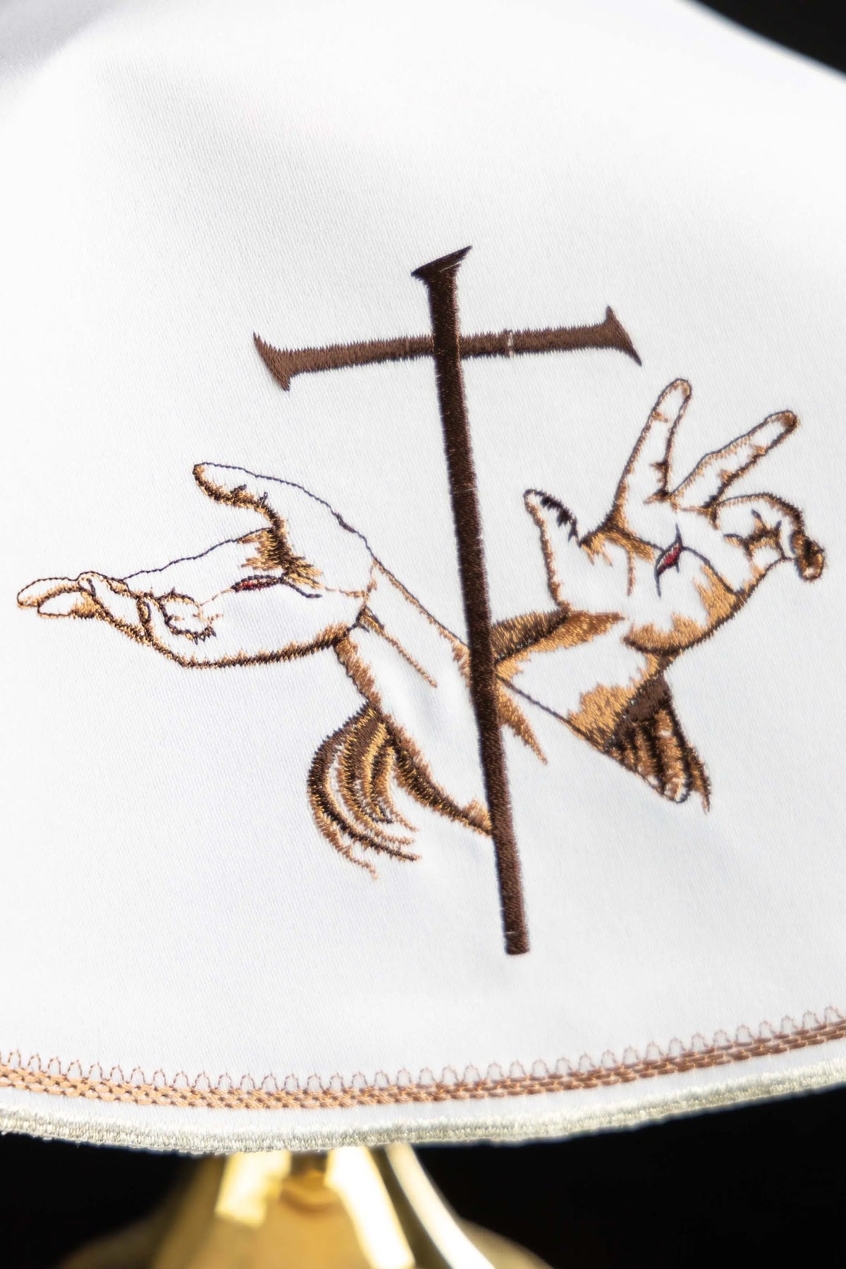 Voile de ciboire blanc avec croix et mains brodées, gros plan