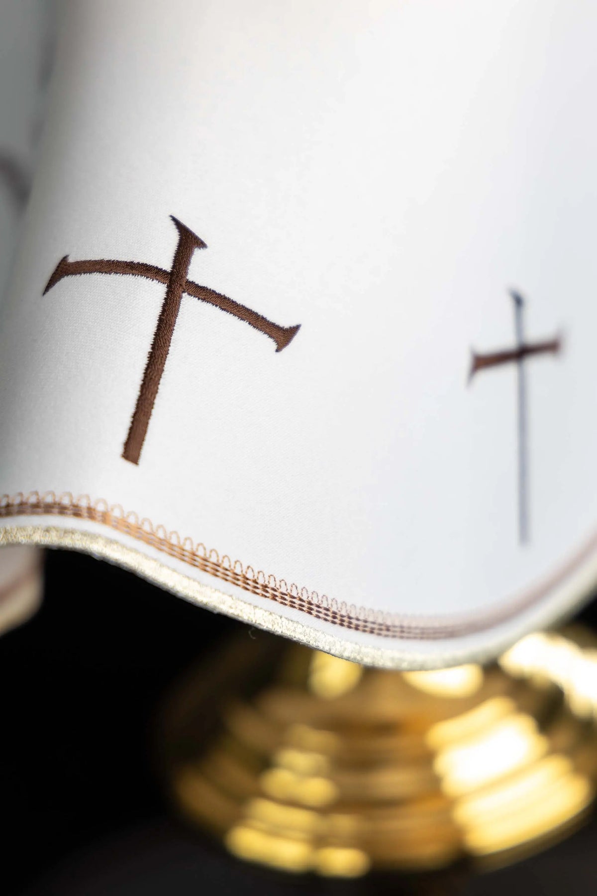 Voile de ciboire blanc avec croix brodée et bordure, gros plan latéral