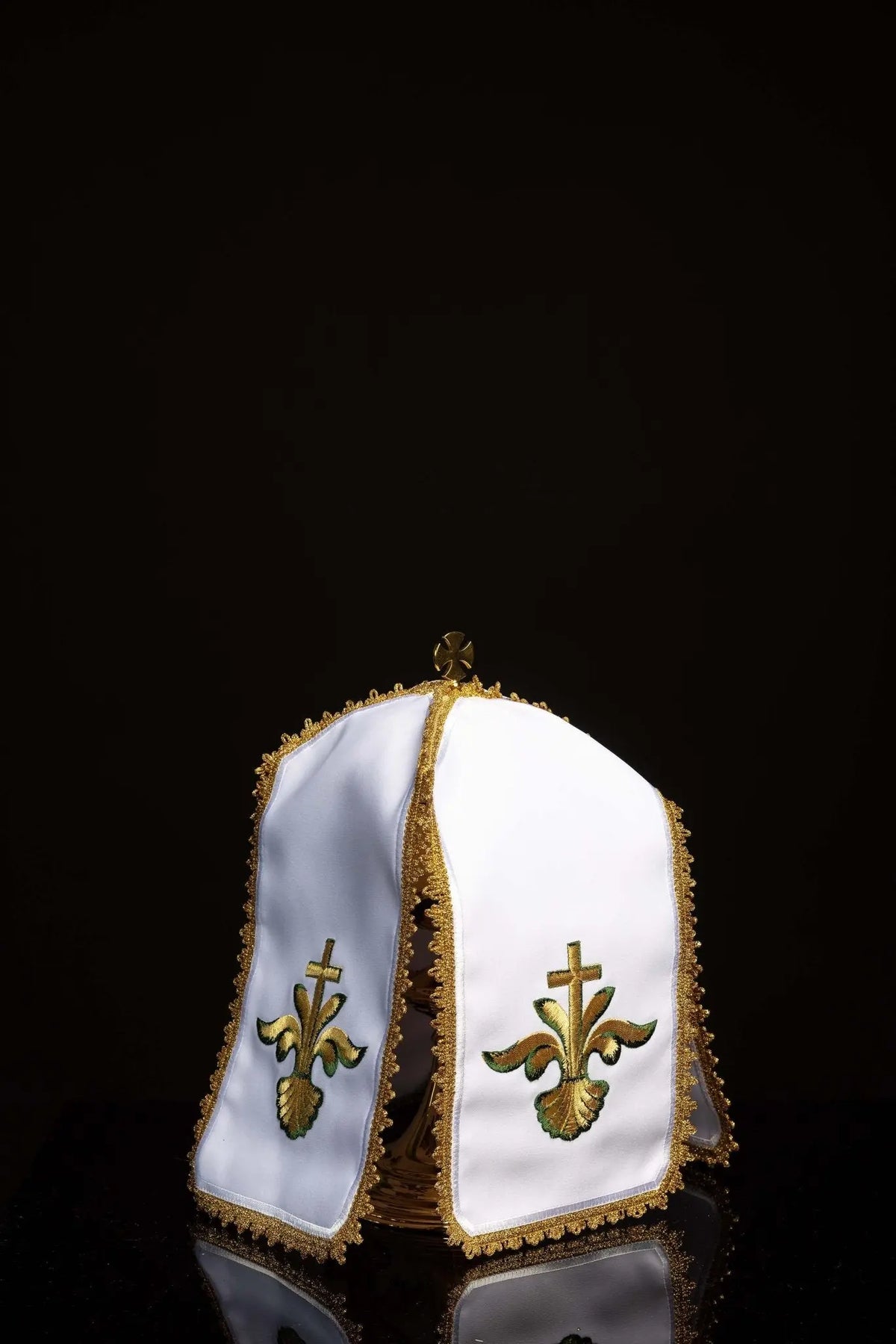 Blanc voile de ciboire avec broderie représentant une croix, vue de face