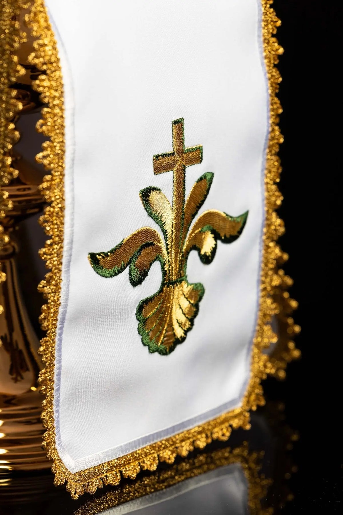 Blanc voile de ciboire, gros plan sur la broderie de croix et d'épis