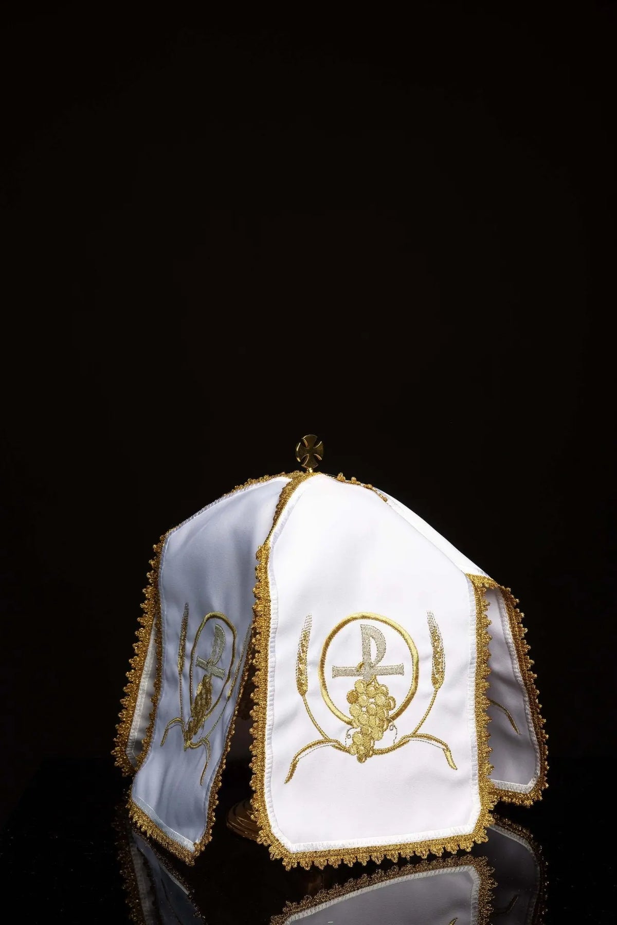 Blanc voile de ciboire avec broderie PAX, raisins et épis, vue de face