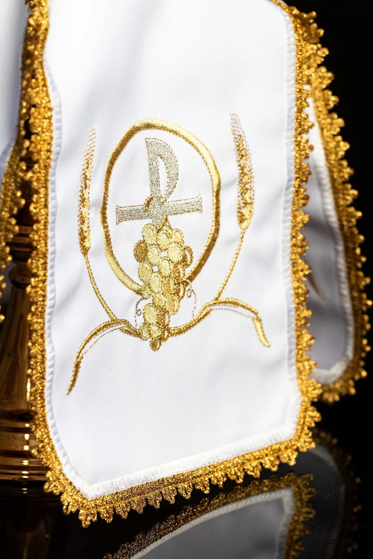 Blanc voile de ciboire avec broderie PAX, raisins et épis, gros plan