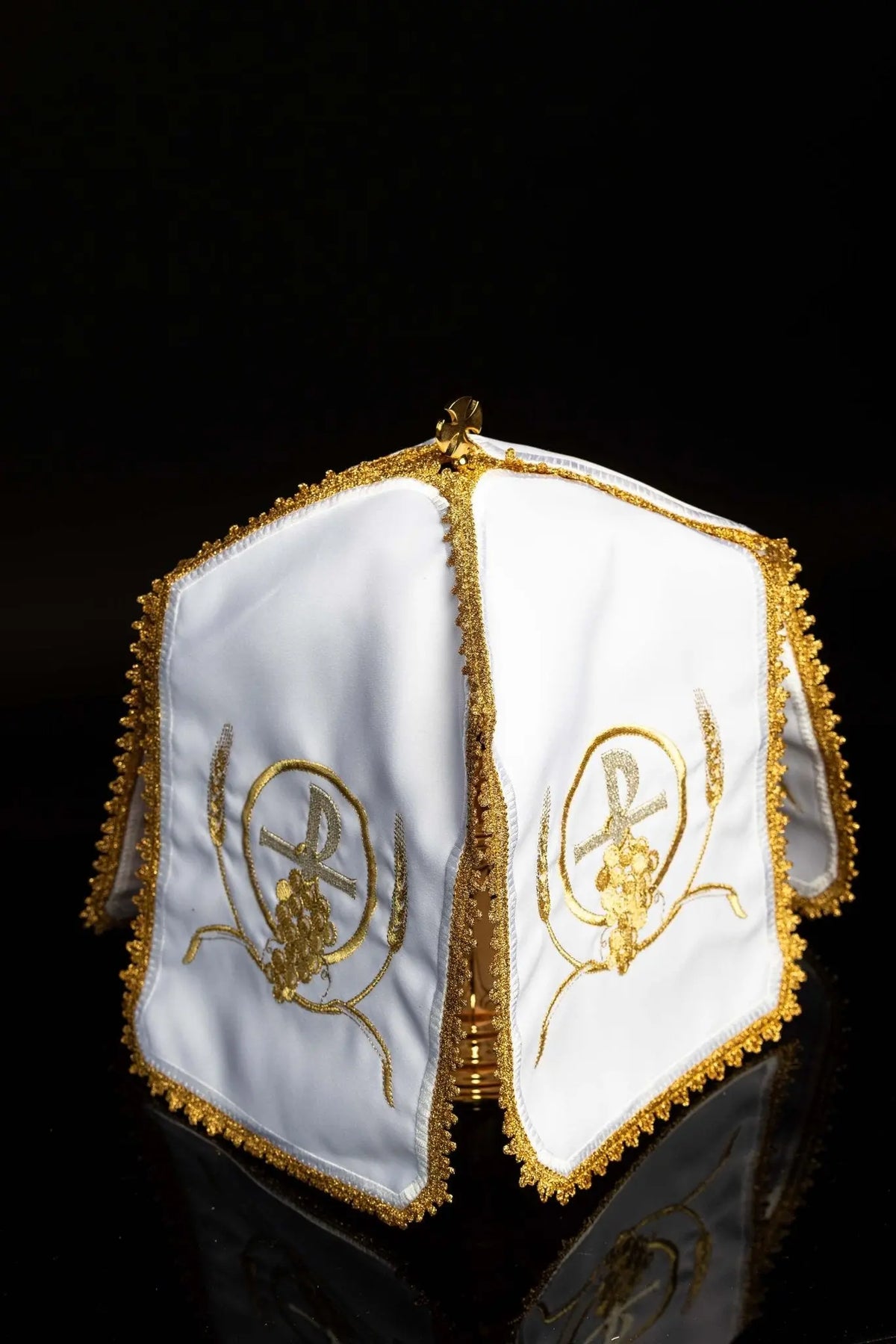 Blanc voile de ciboire avec broderie PAX, raisins et épis, vue d’ensemble
