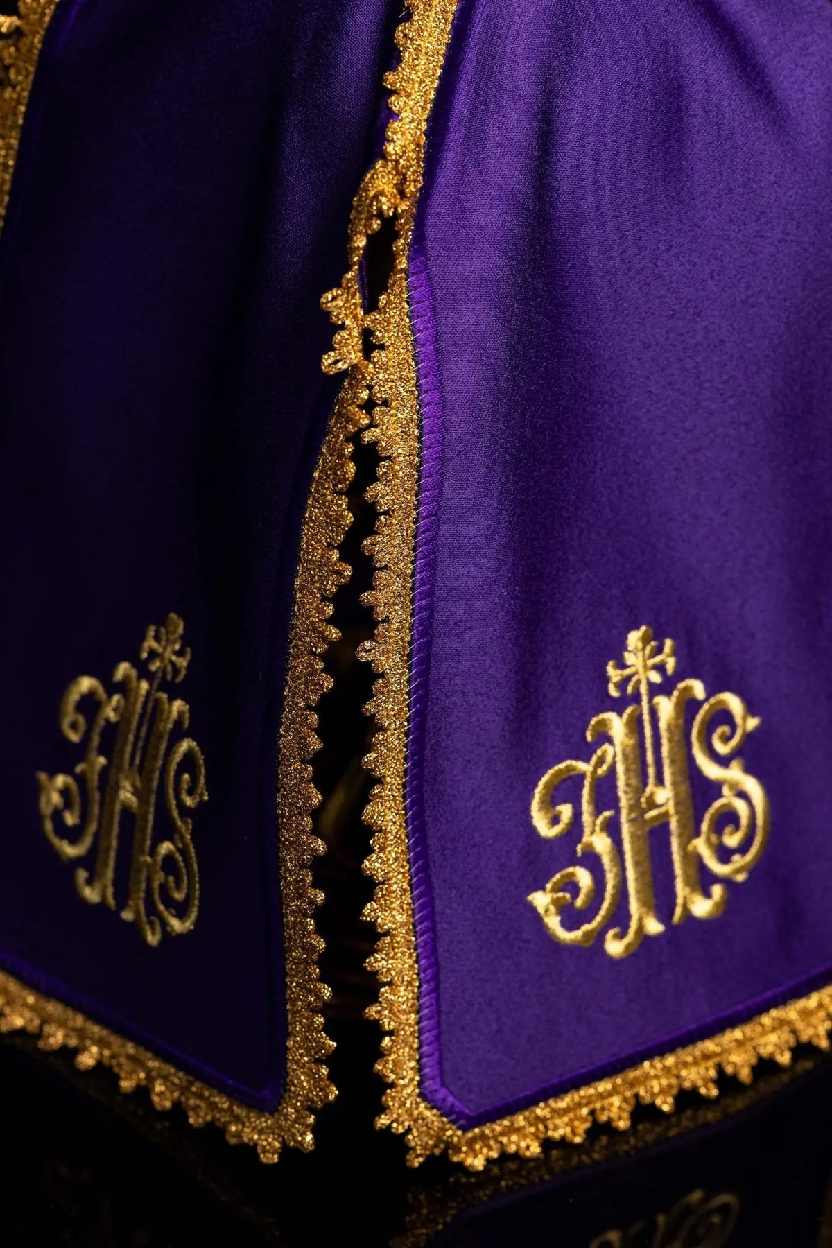 Violet voile de ciboire avec broderie IHS et bordure dorée, vue rapprochée