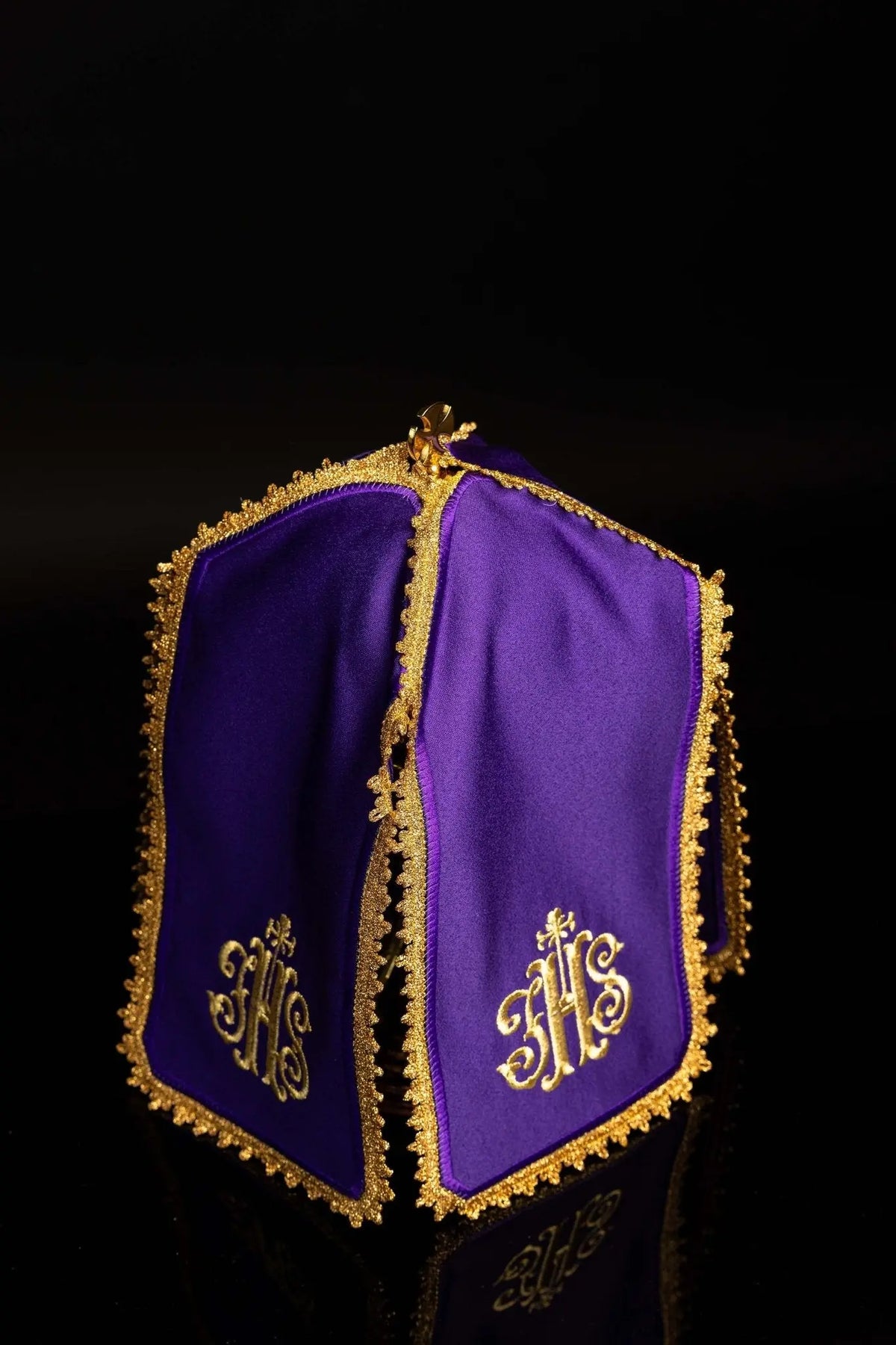 Violet voile de ciboire avec broderie IHS, vue d’ensemble