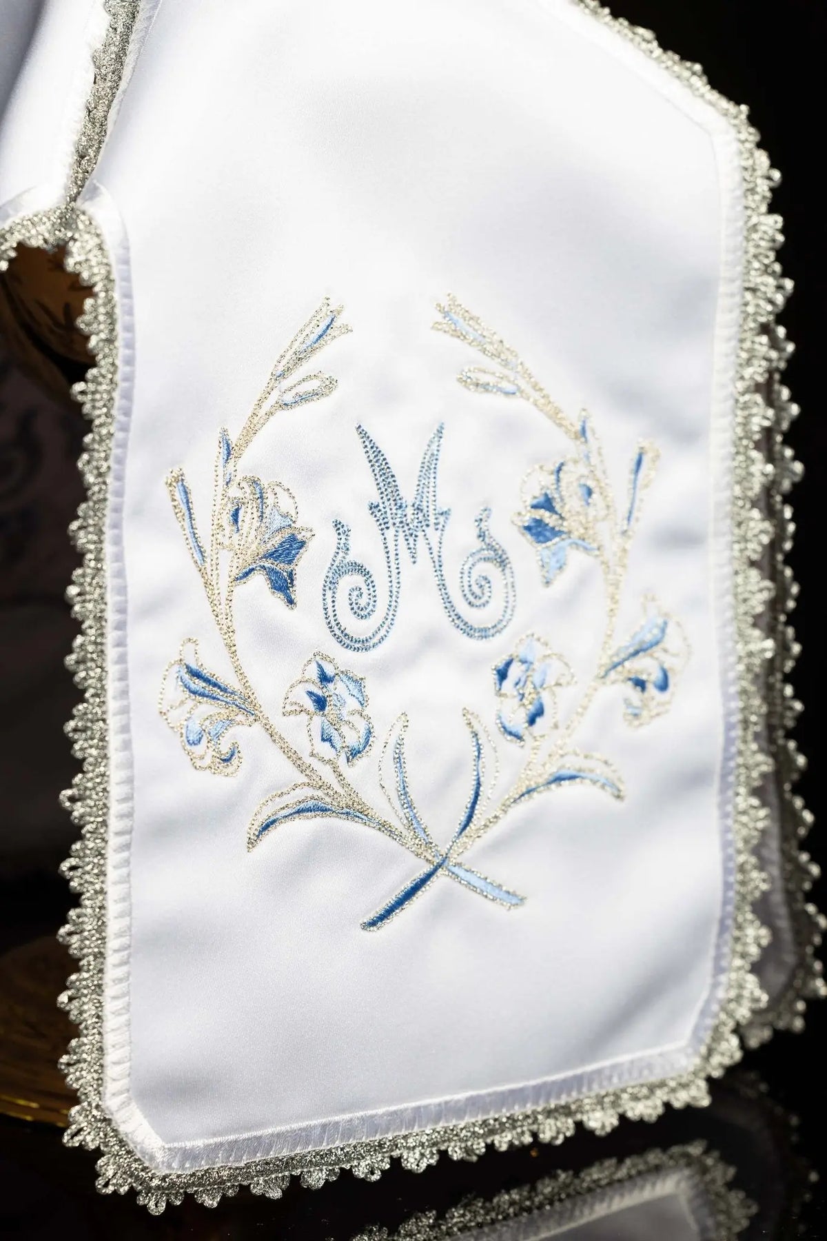 Blanc voile de ciboire avec broderie mariale argentée et monogramme M, motif en gros plan