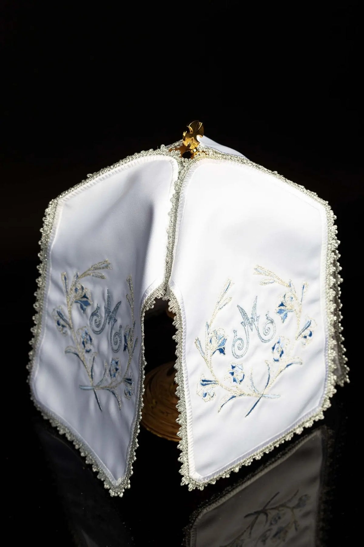 Blanc voile de ciboire avec broderie mariale argentée et monogramme M, vue ouverte