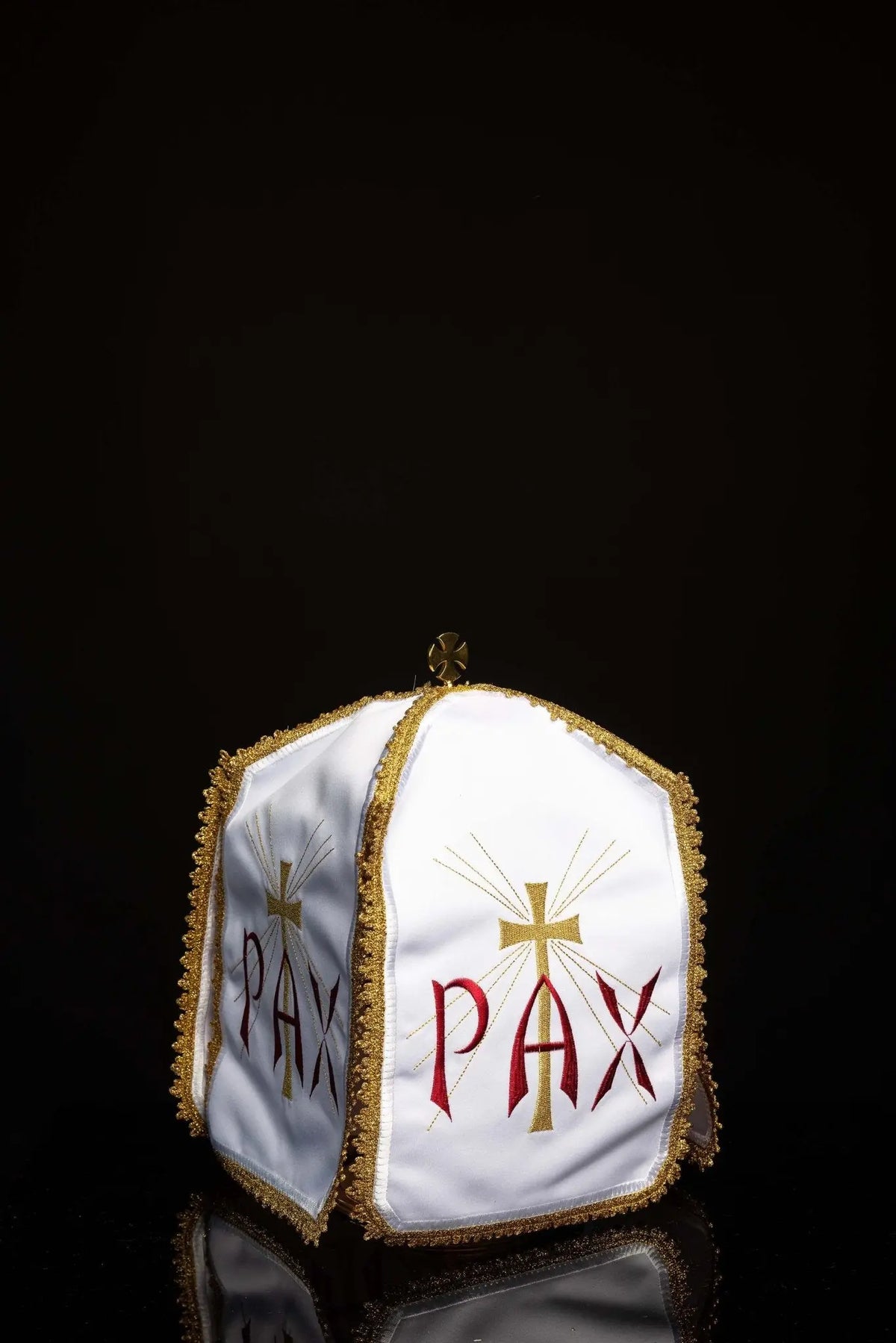 Blanc voile de ciboire avec broderie PAX et croix rayonnante, vue de face