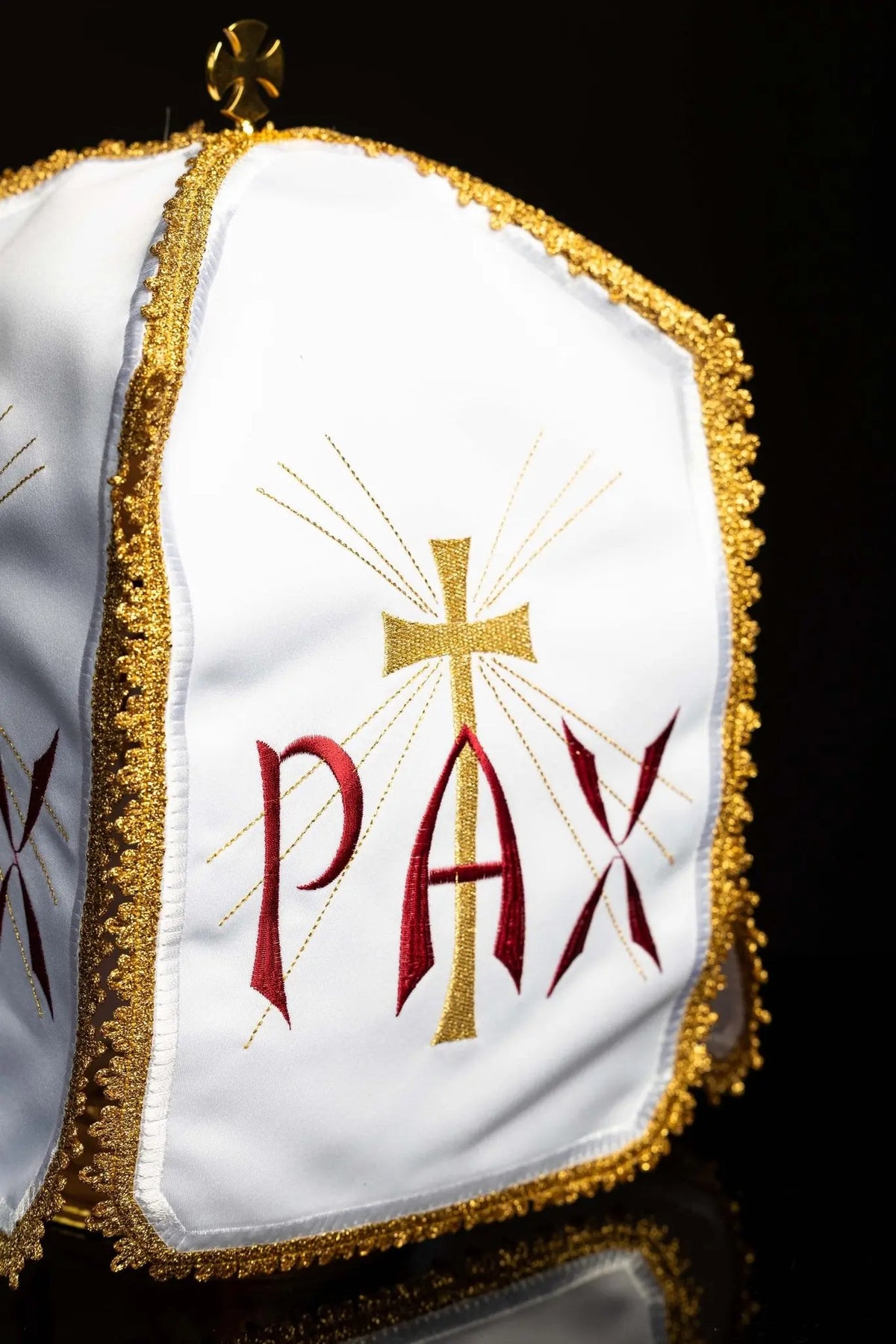 Blanc voile de ciboire avec broderie PAX et croix rayonnante, vue rapprochée