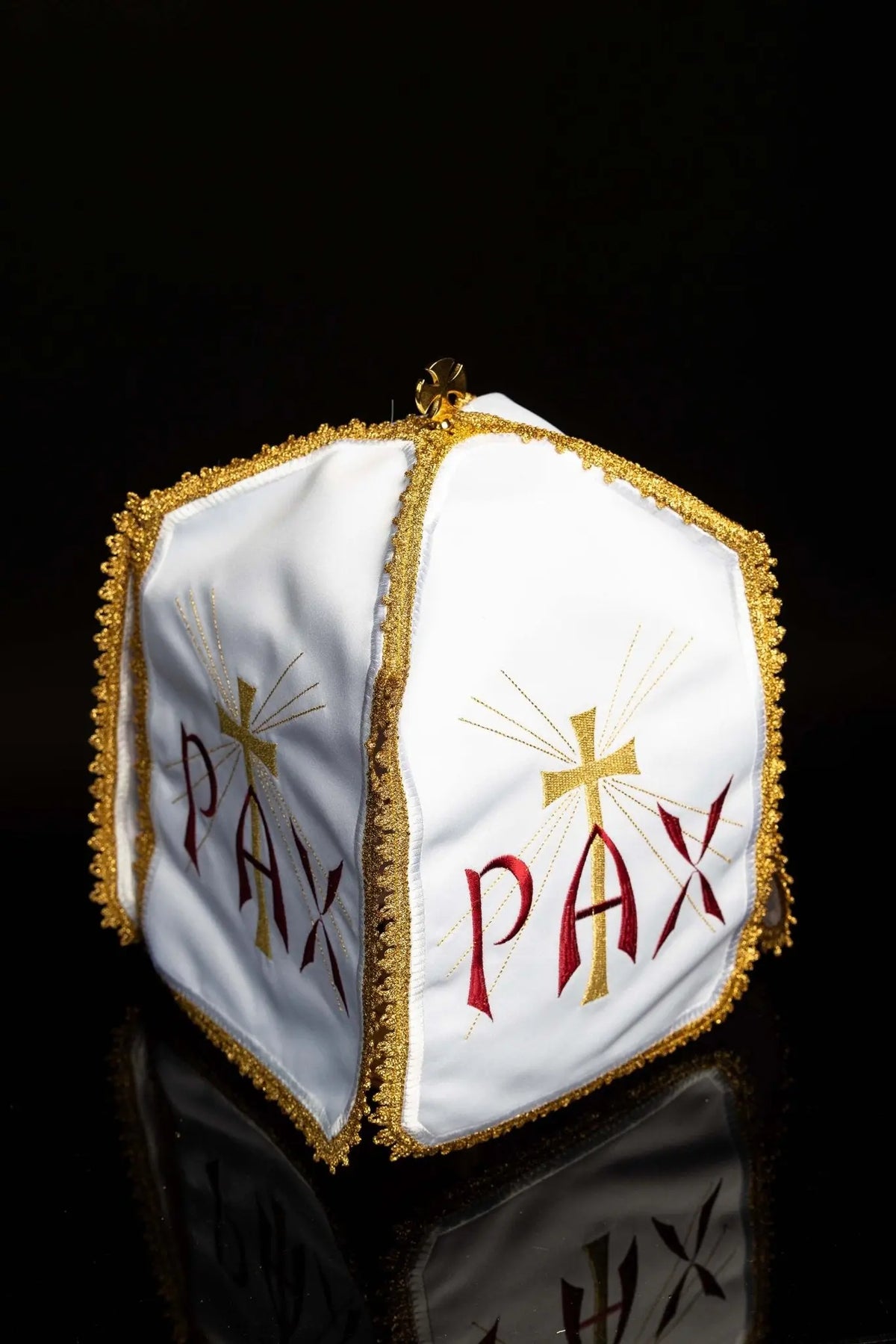 Blanc voile de ciboire avec broderie PAX et croix rayonnante, vue de trois quarts
