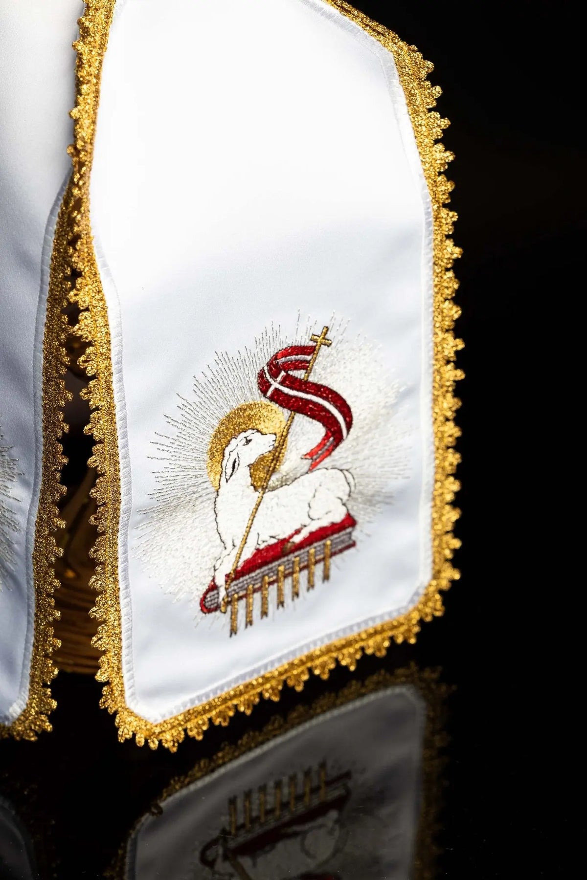Blanc voile de ciboire avec l’Agneau de Dieu brodé, vue rapprochée de côté