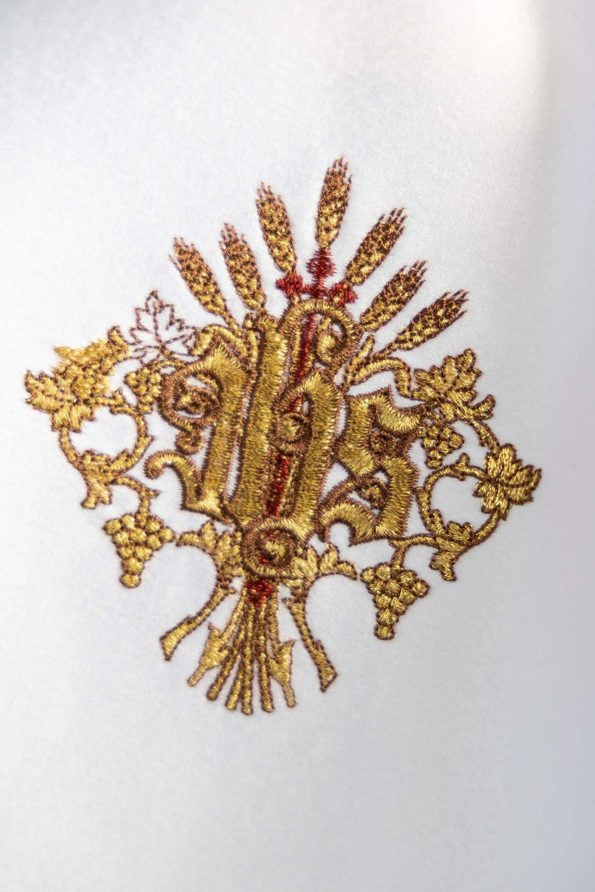 Blanc voile de ciboire avec monogramme IHS, gros plan de la broderie