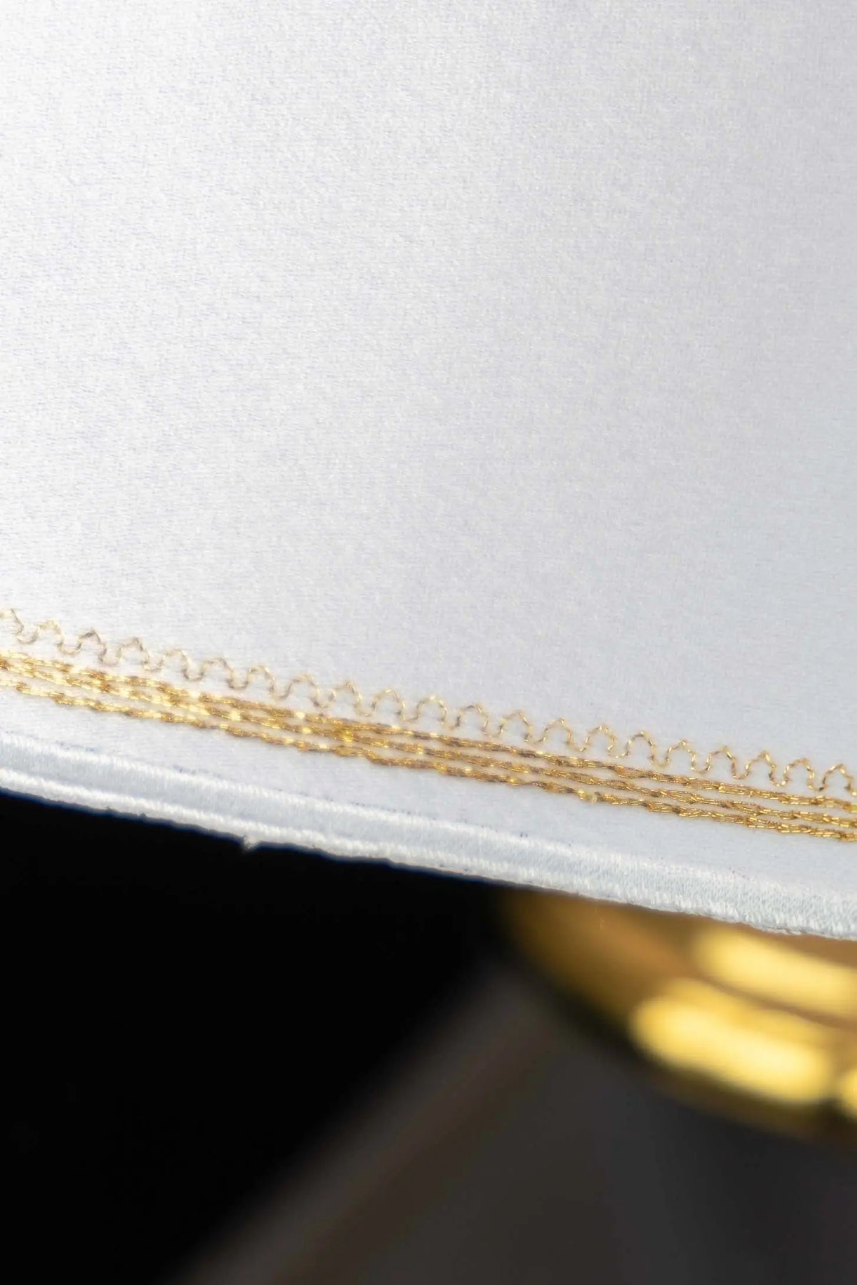 Blanc voile de ciboire avec bordure dorée, gros plan de la finition