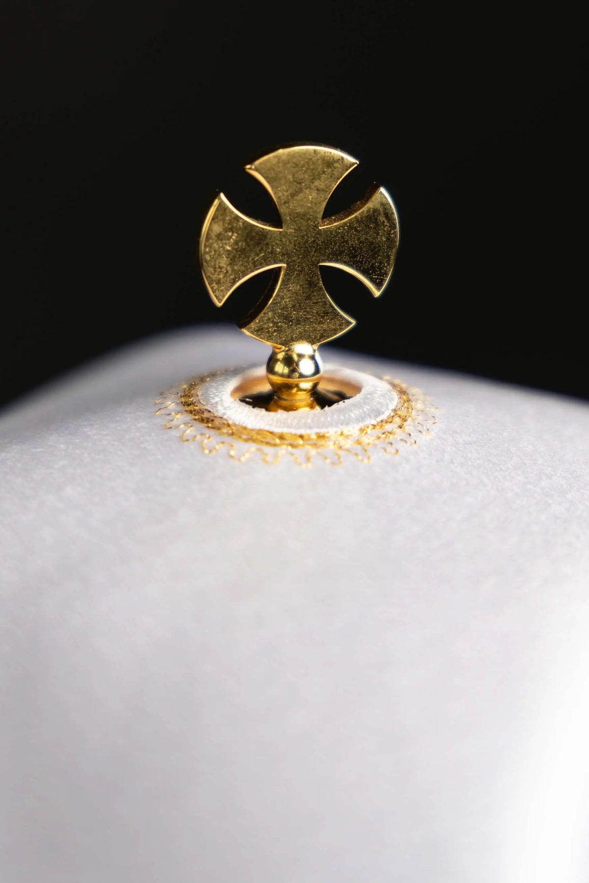 Blanc voile de ciboire avec croix dorée, gros plan du sommet
