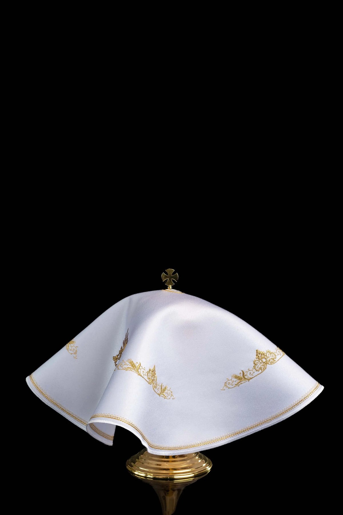 Blanc voile de ciboire avec motifs floraux dorés, vue arrière latérale