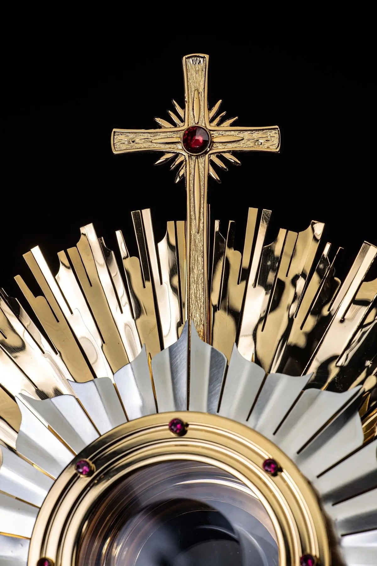 Doré ostensoir avec croix et ornement rubis, gros plan de la partie supérieure