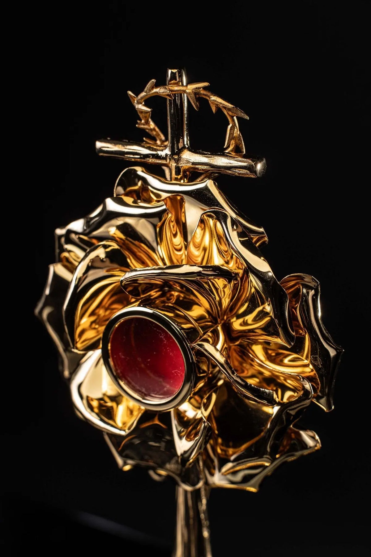 Reliquaire doré avec croix et couronne d’épines, vue de trois quarts