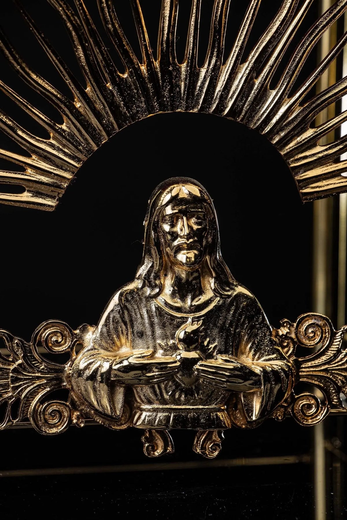 Plaqué or trône d'exposition en laiton avec motif du Christ, gros plan sur le Christ
