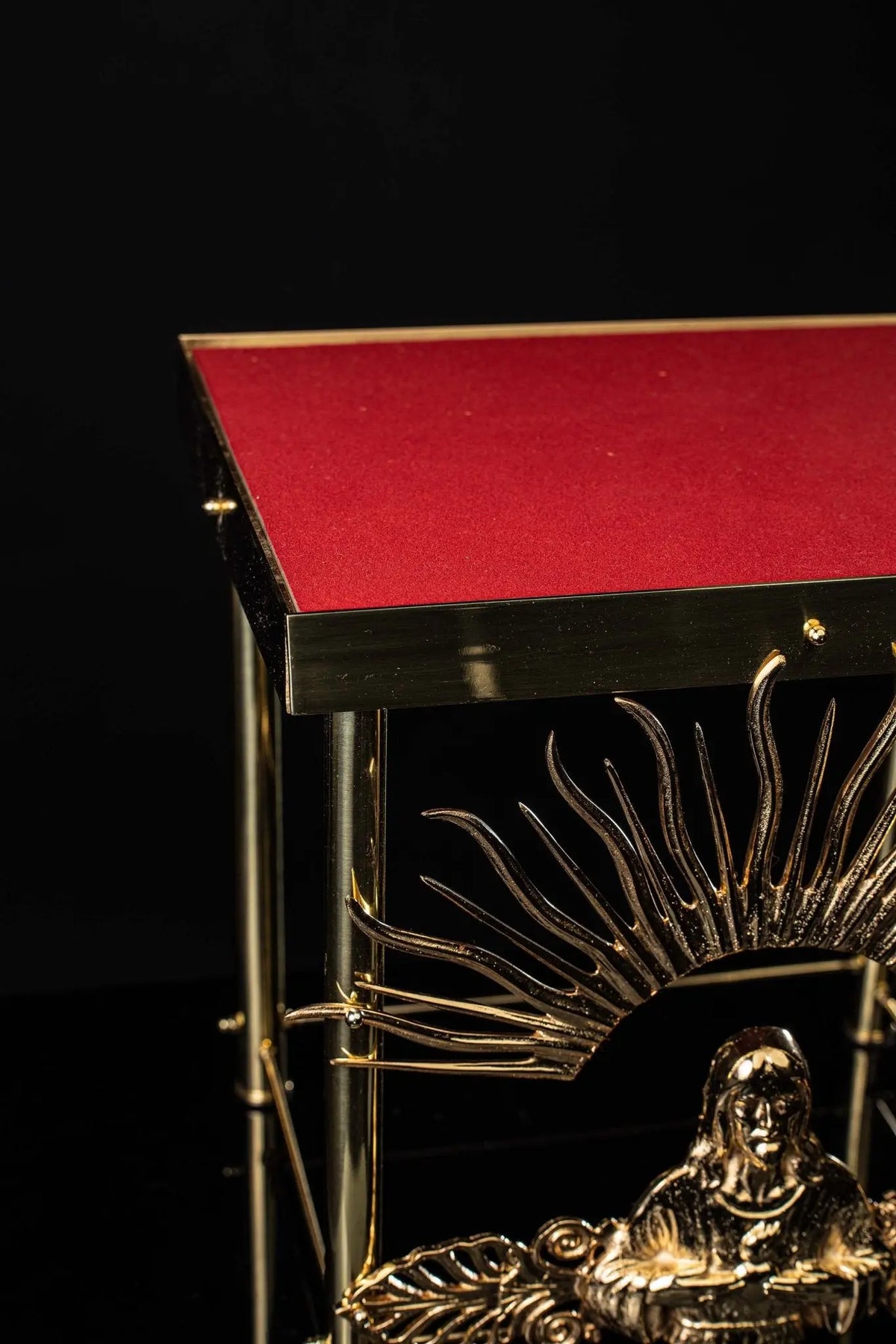 Rouge trône d'exposition en laiton plaqué or avec motif du Christ, vue rapprochée du dessus