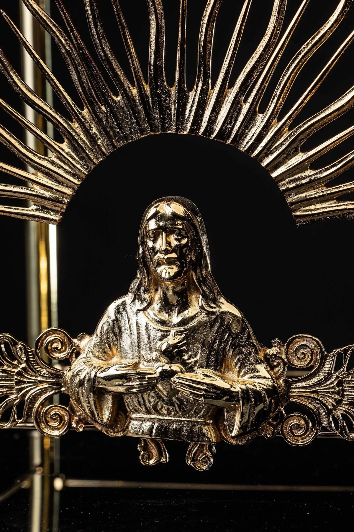 Plaqué or trône d'exposition en laiton avec motif du Christ, gros plan frontal