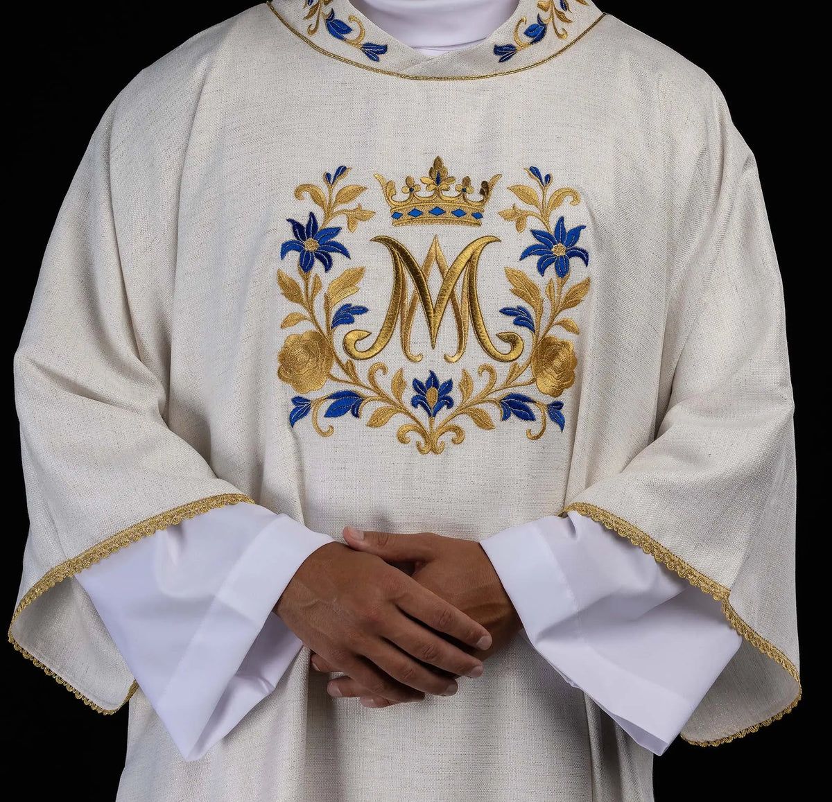 Dalmatique écrue avec monogramme « M » brodé, vue de face rapprochée