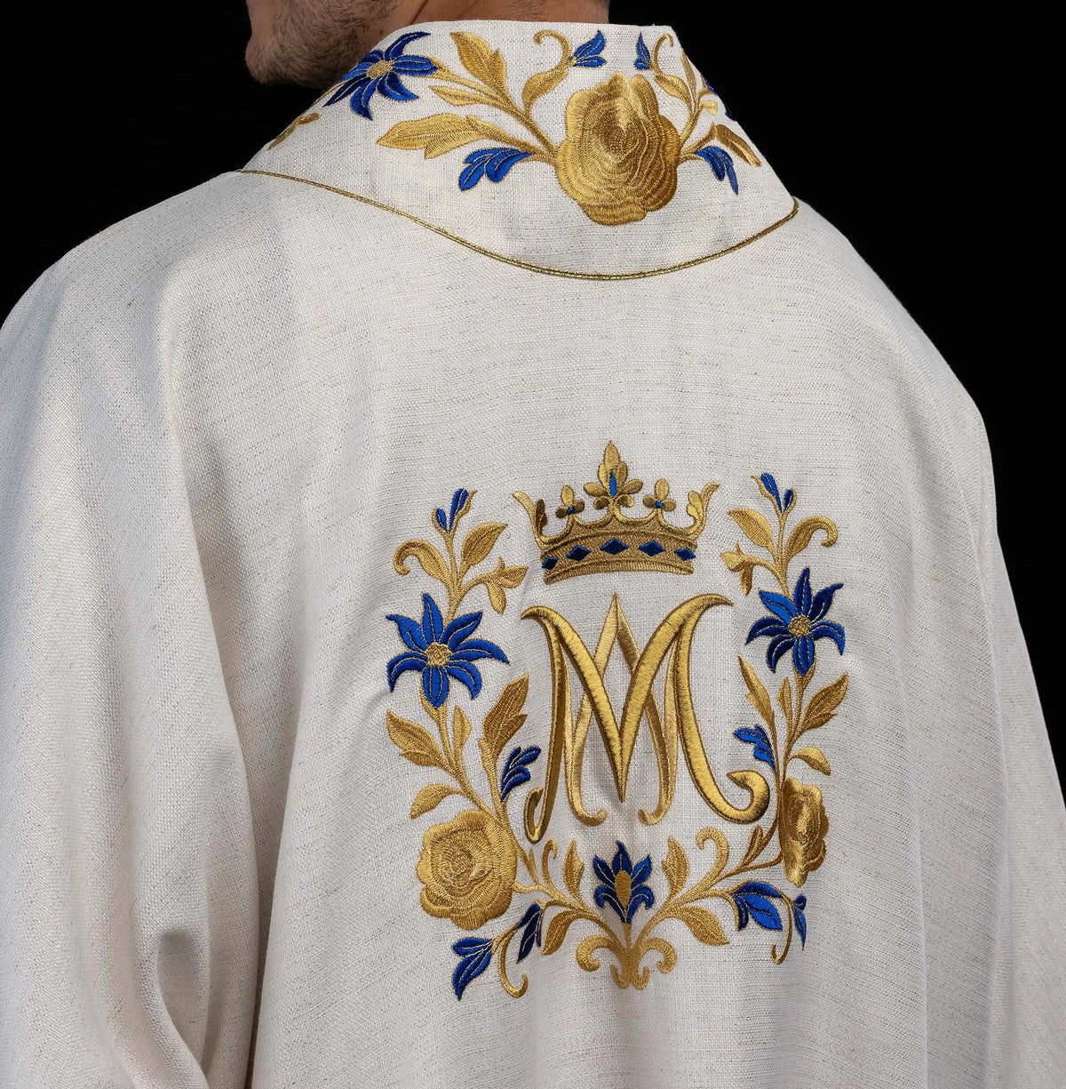 Dalmatique écrue avec monogramme « M » brodé, vue de dos rapprochée