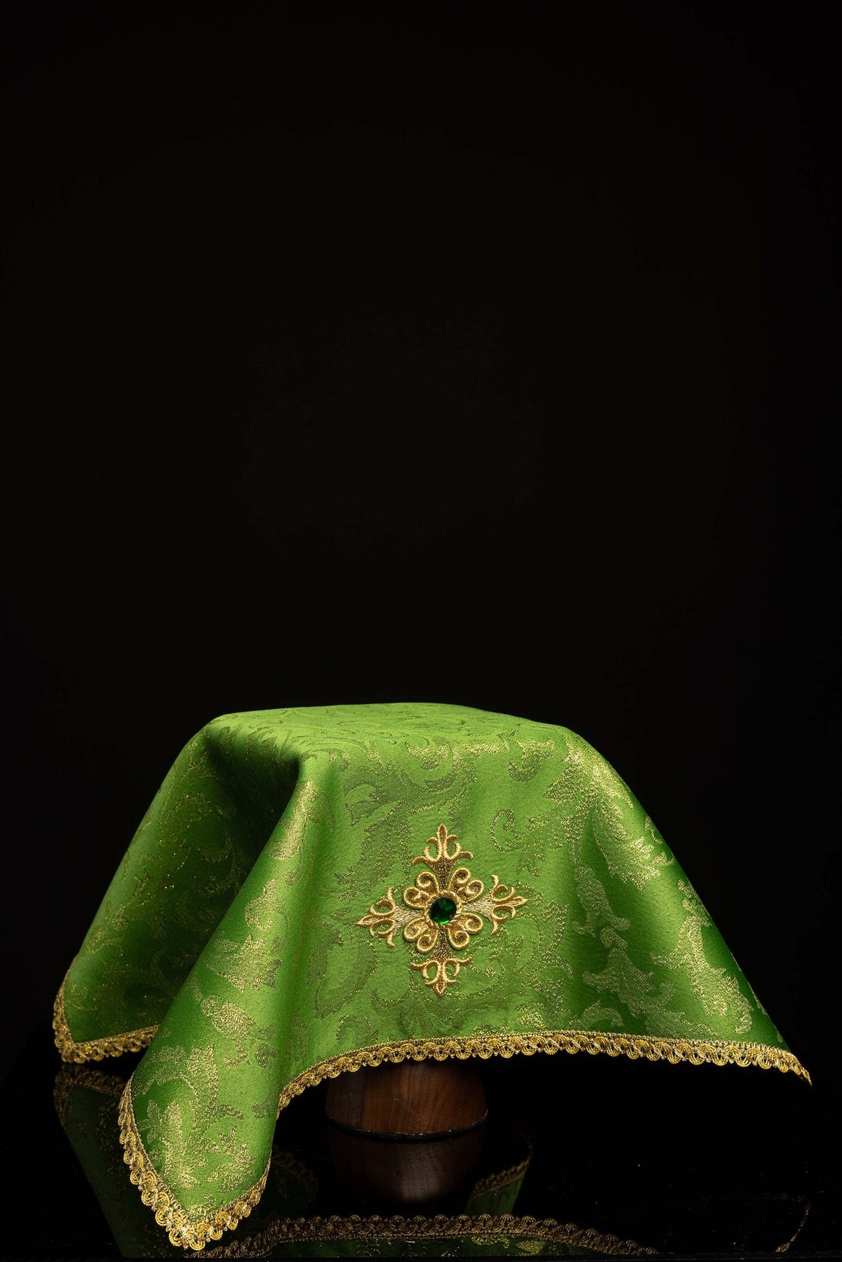Vert voile de calice pour le temps ordinaire avec croix brodée, vue de face