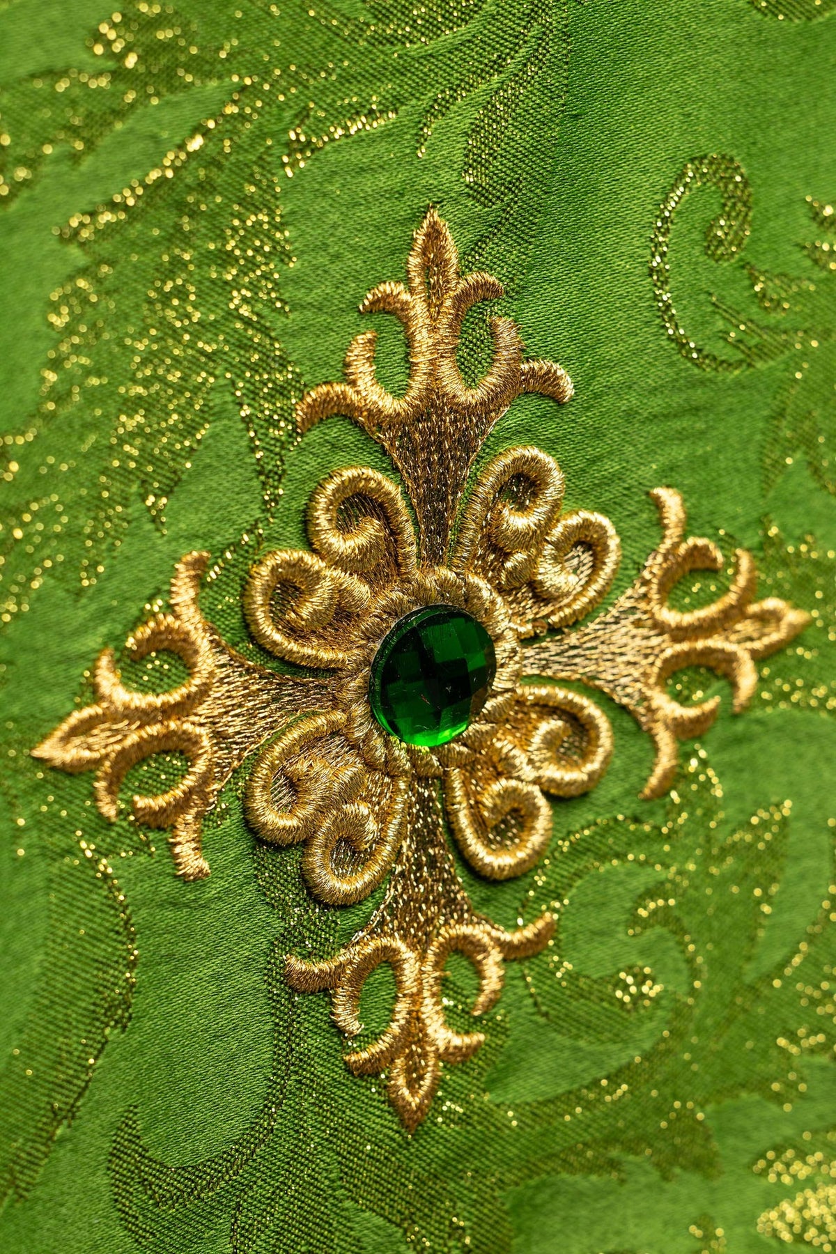 Vert voile de calice avec croix brodée dorée, gros plan