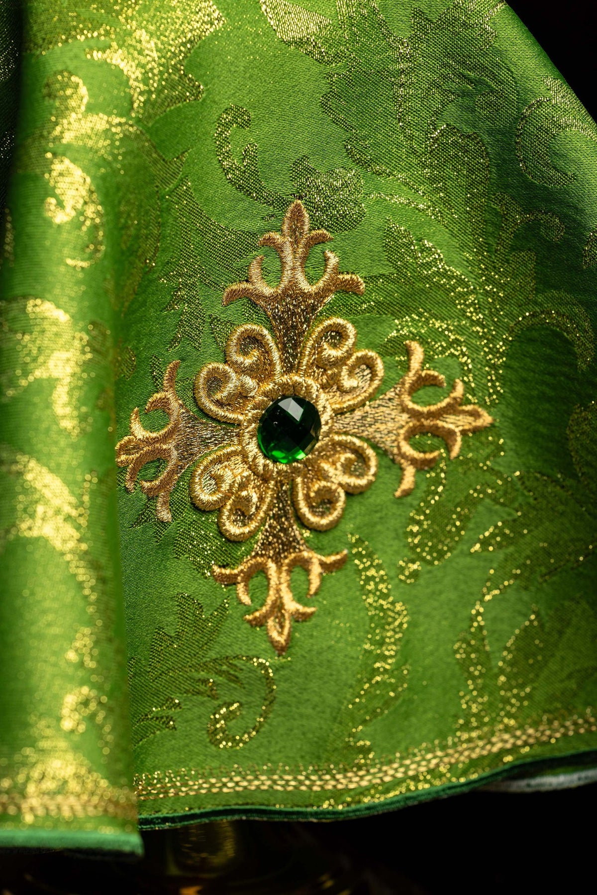 Vert voile de ciboire avec croix brodée et pierre verte, gros plan