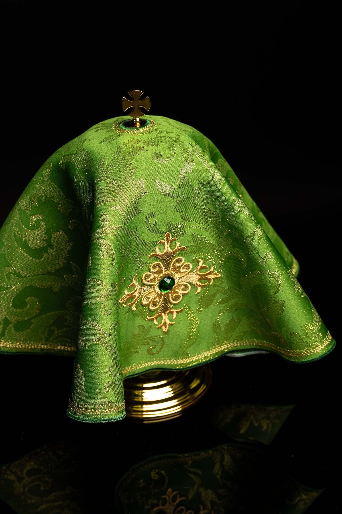 Vert voile de ciboire avec croix brodée, vue rapprochée de face