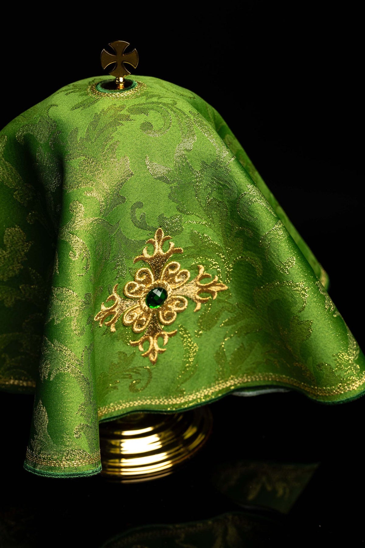 Vert voile de ciboire avec croix brodée, vue de trois quarts