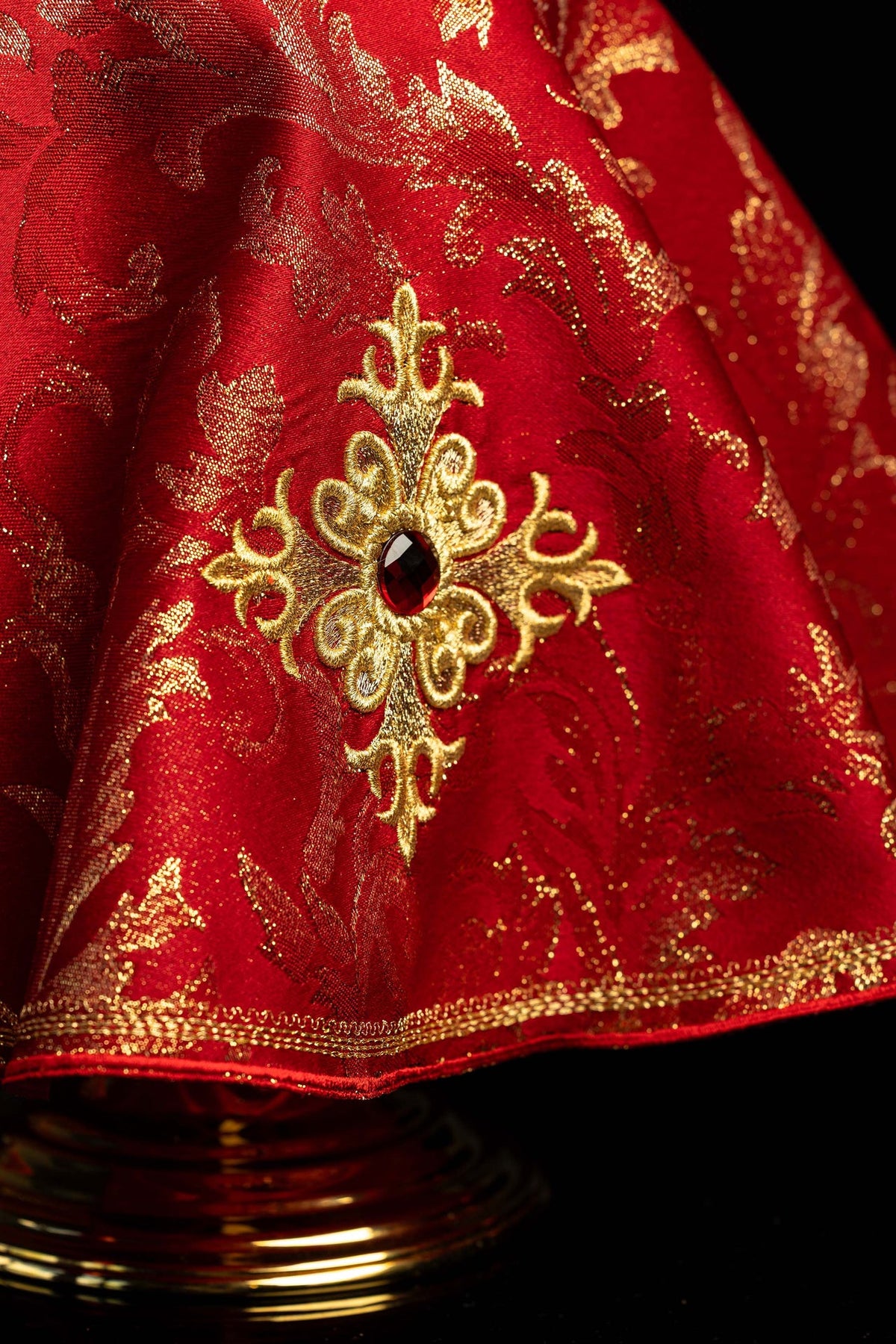 Rouge voile de ciboire brodé d'une croix dorée avec cabochon, gros plan