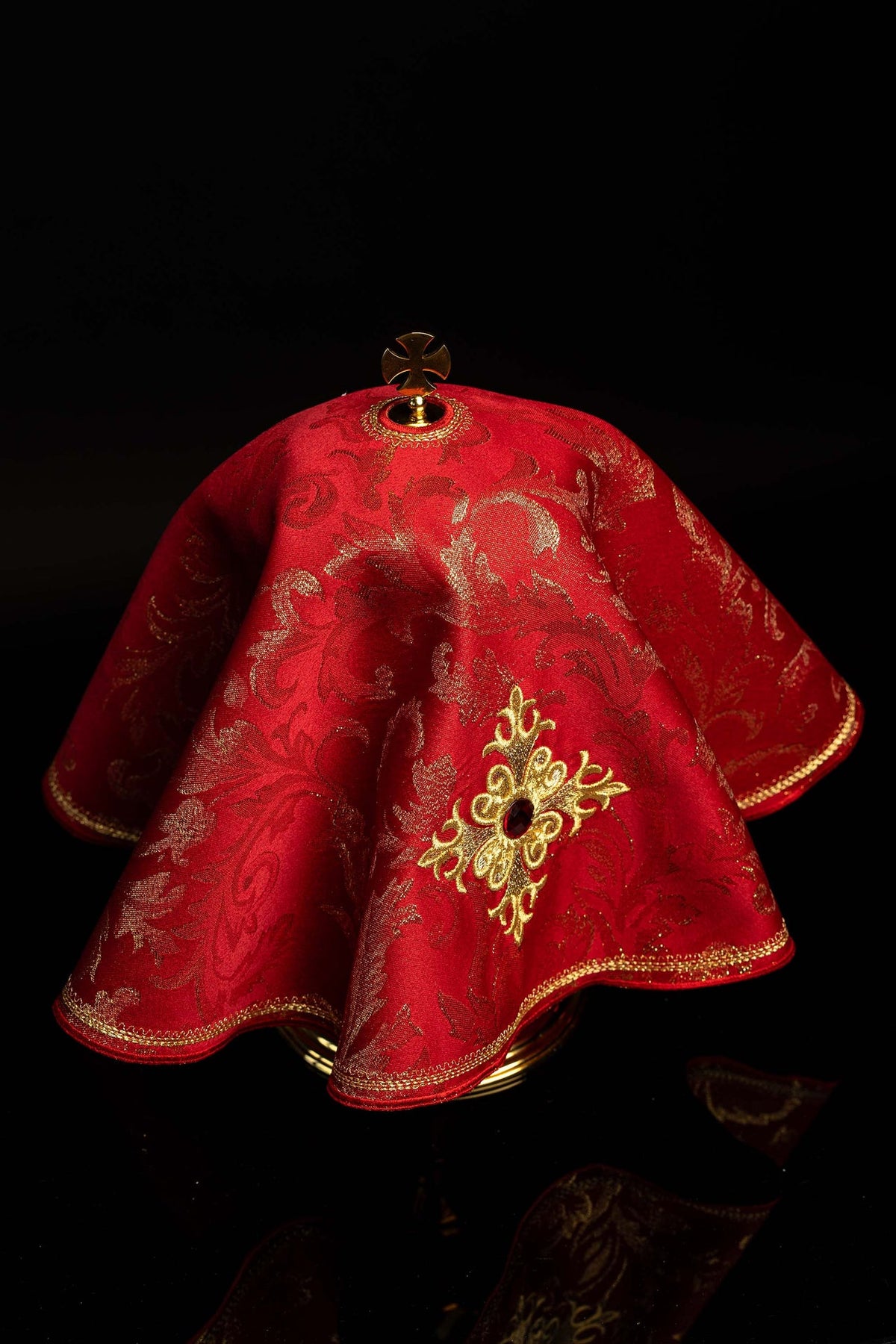 Rouge voile de ciboire brodé d'une croix dorée, vue arrière