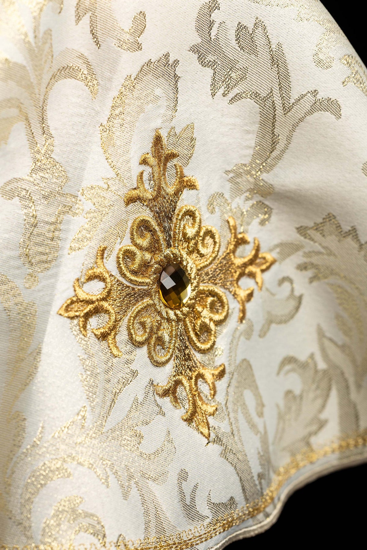 Écru voile de ciboire brodé avec croix et pierre décorative, gros plan