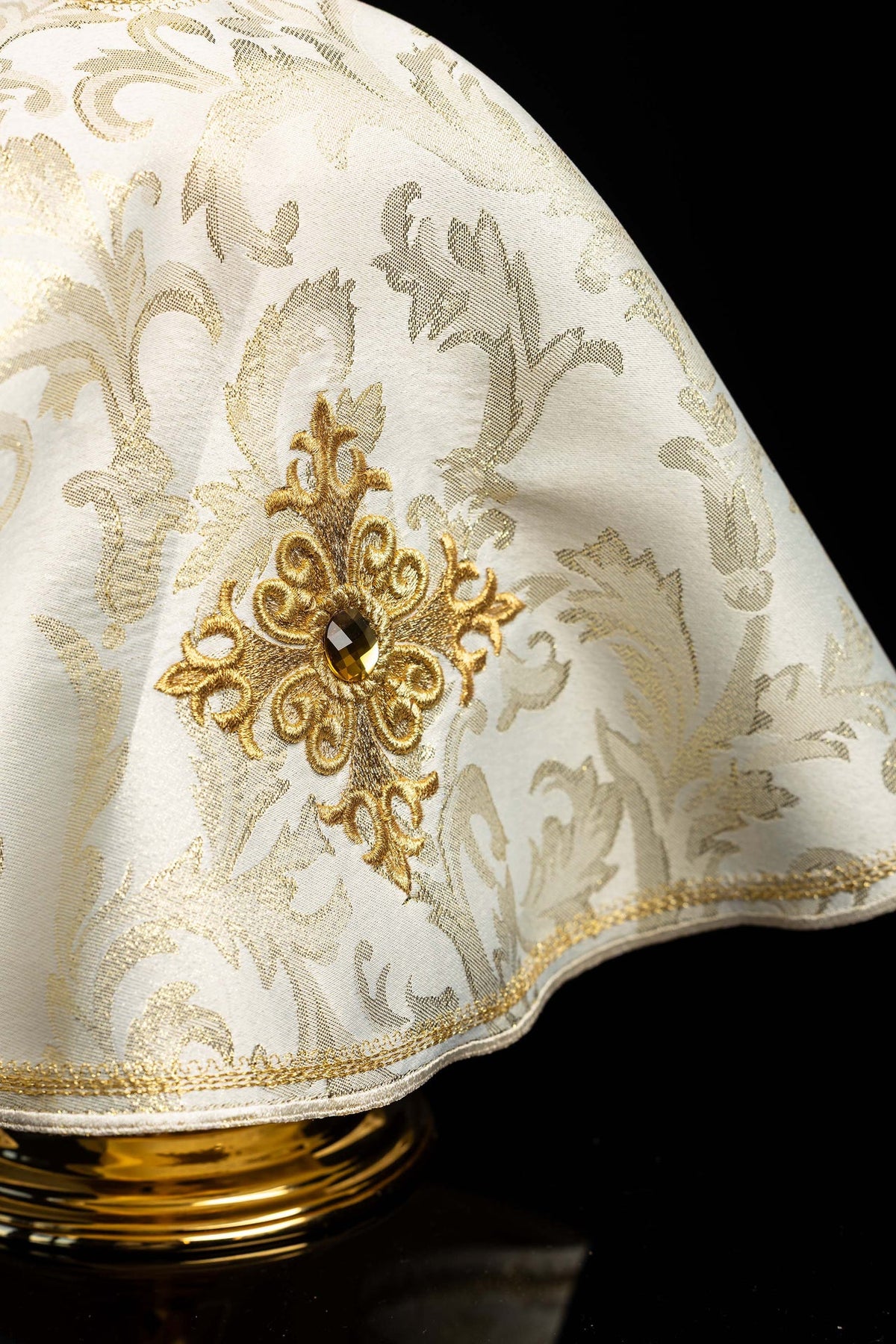 Écru voile de ciboire brodé avec croix et pierre décorative, détail de la broderie