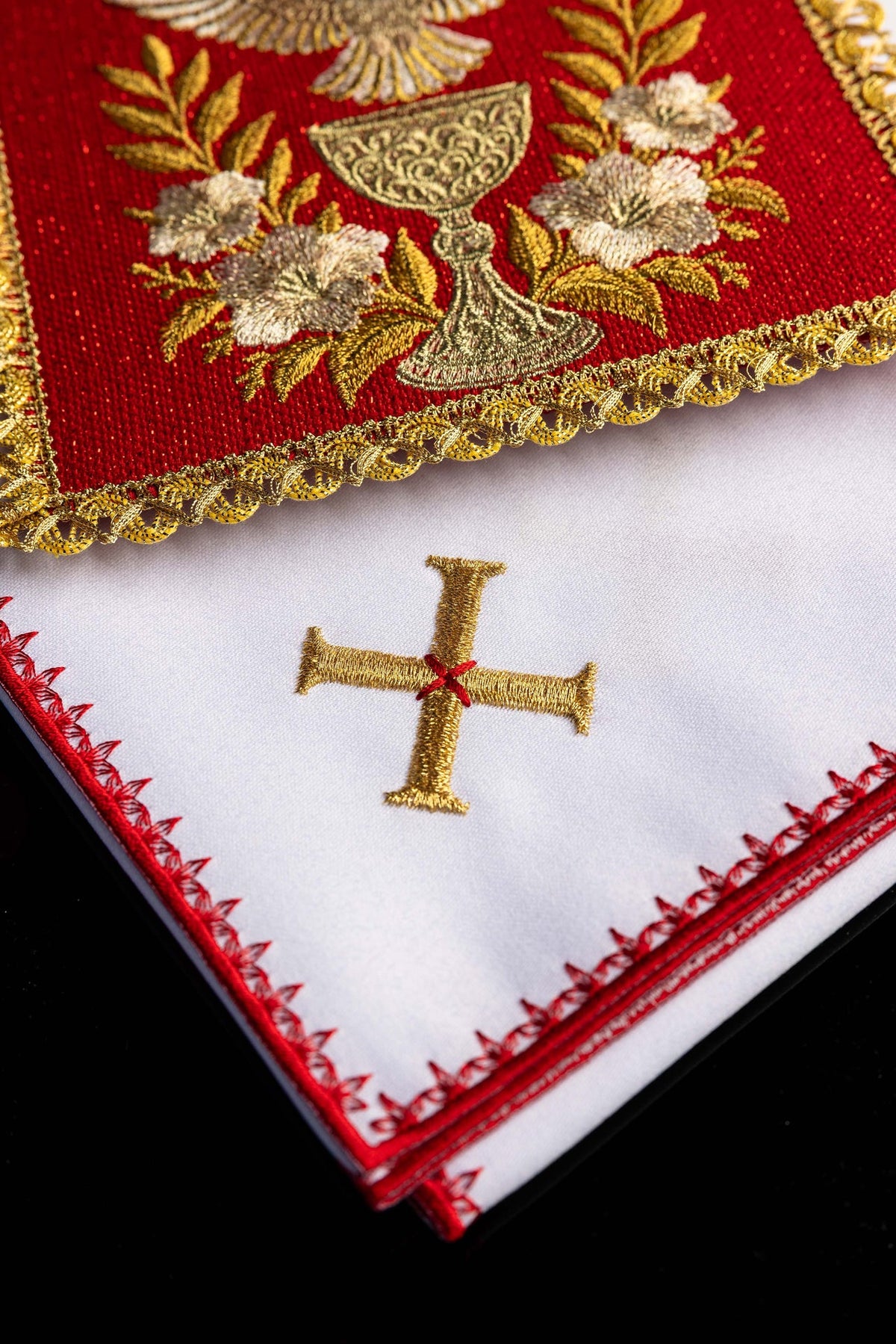 Linges de calice rouges avec croix dorée brodée et biais rouge, gros plan
