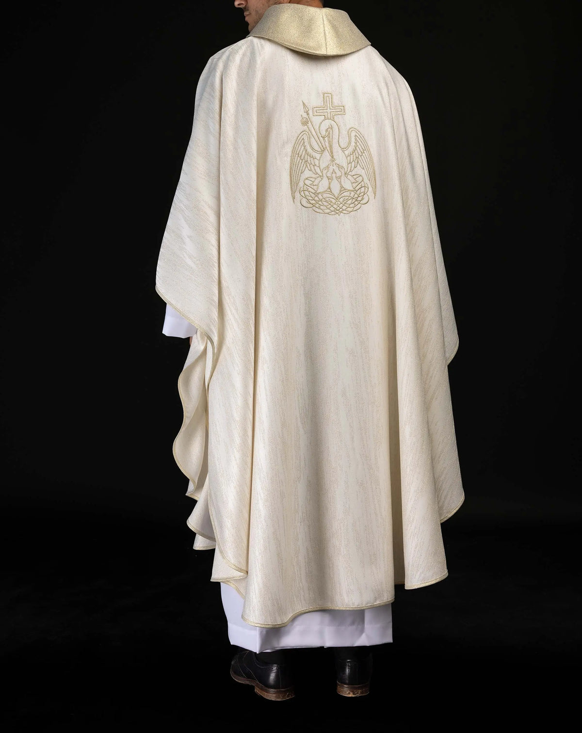 Écru chasuble avec pélican brodé et croix doré, vue de dos