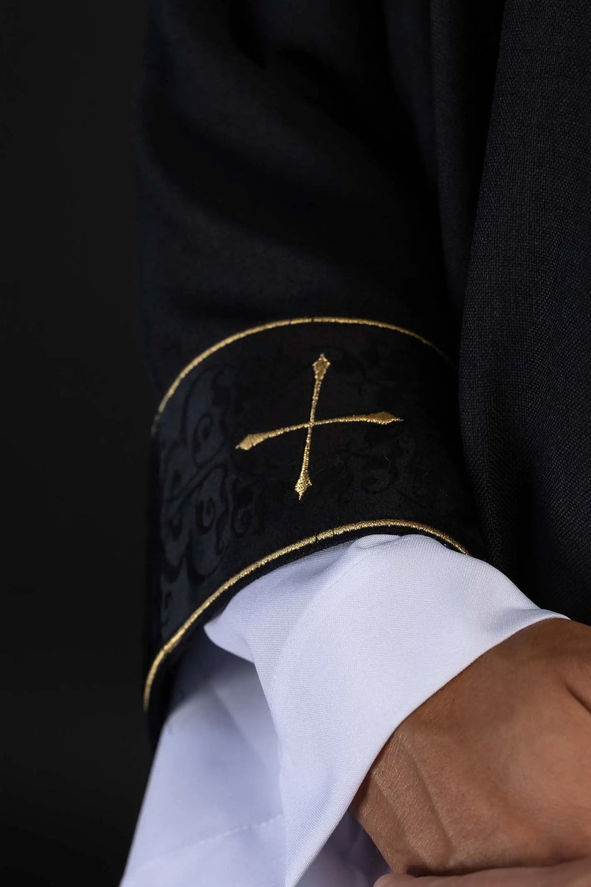 Noir chasuble avec croix dorée, détail du biais de manche